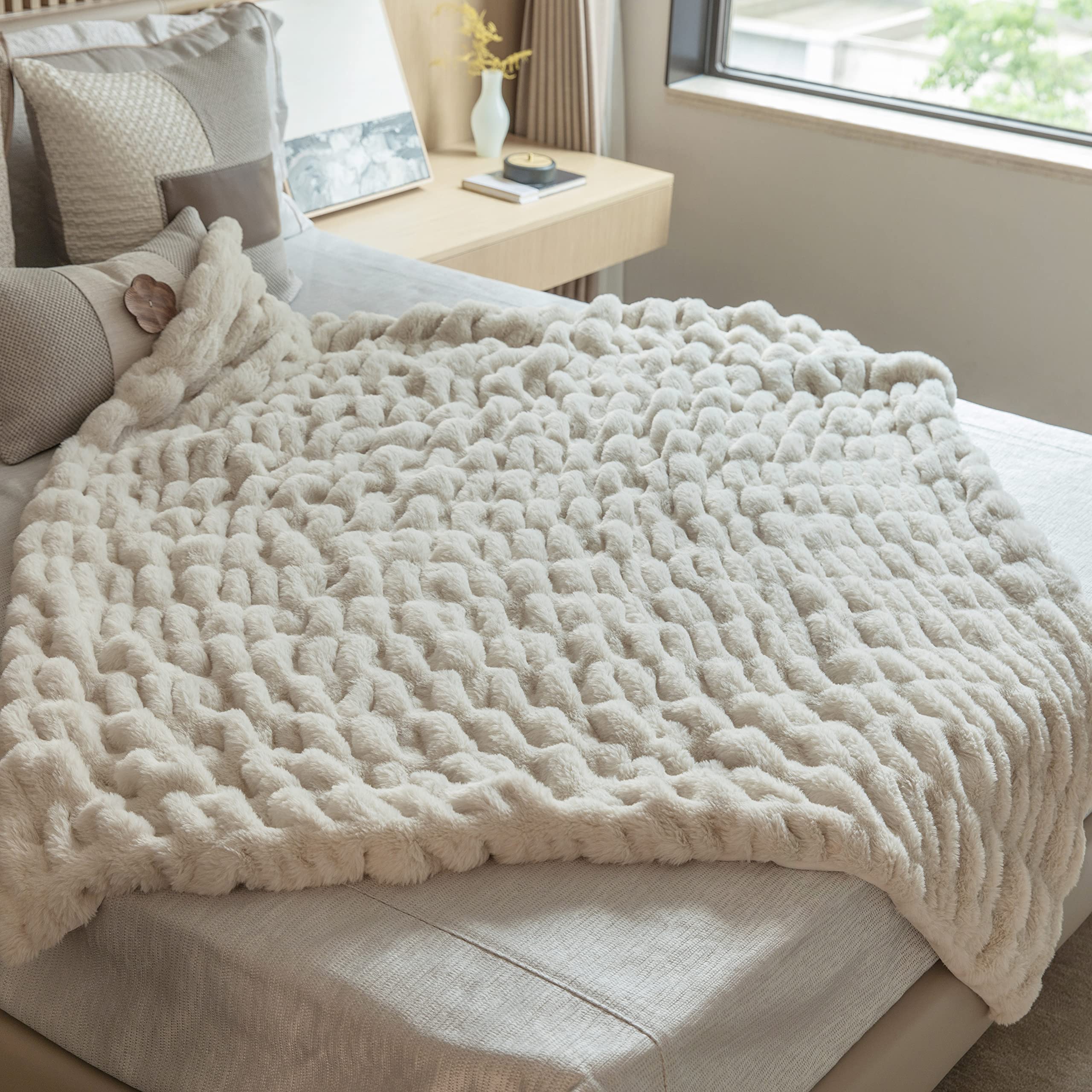 Premium 50x60 Inch Faux Fur Throw Blanket - Ultra Soft Plush Blanket for Couch, Bed & Home Decor - Cozy Winter Blanket in Cream - Perfect for Lounging, Netflix Nights & Gift Giving