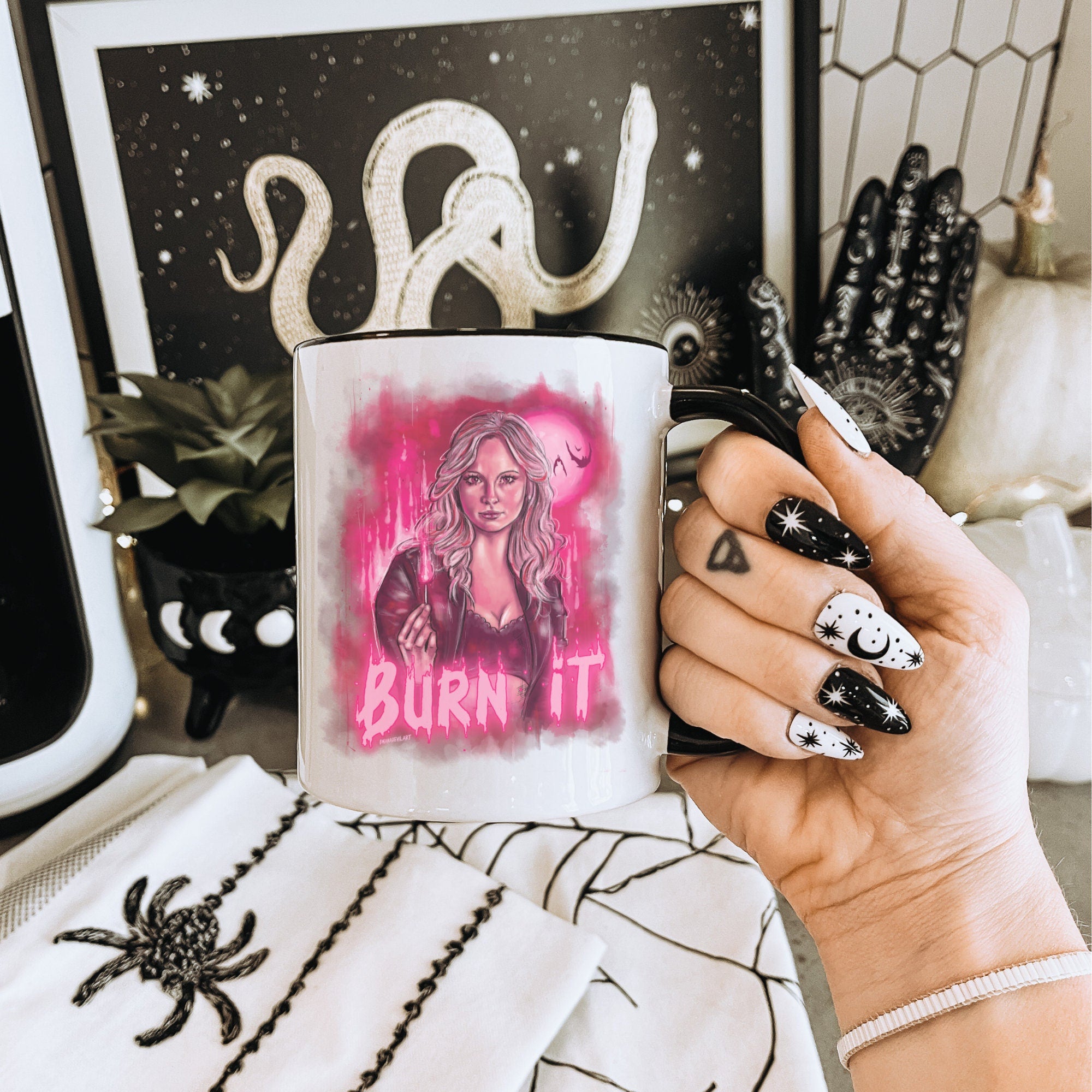 Caroline Forbes Mug - The Vampire Diaries TVD Collectible Coffee Cup - Perfect Gift for Mystic Falls Fans - Ideal for Coffee, Tea & Hot Drinks at Home or Office