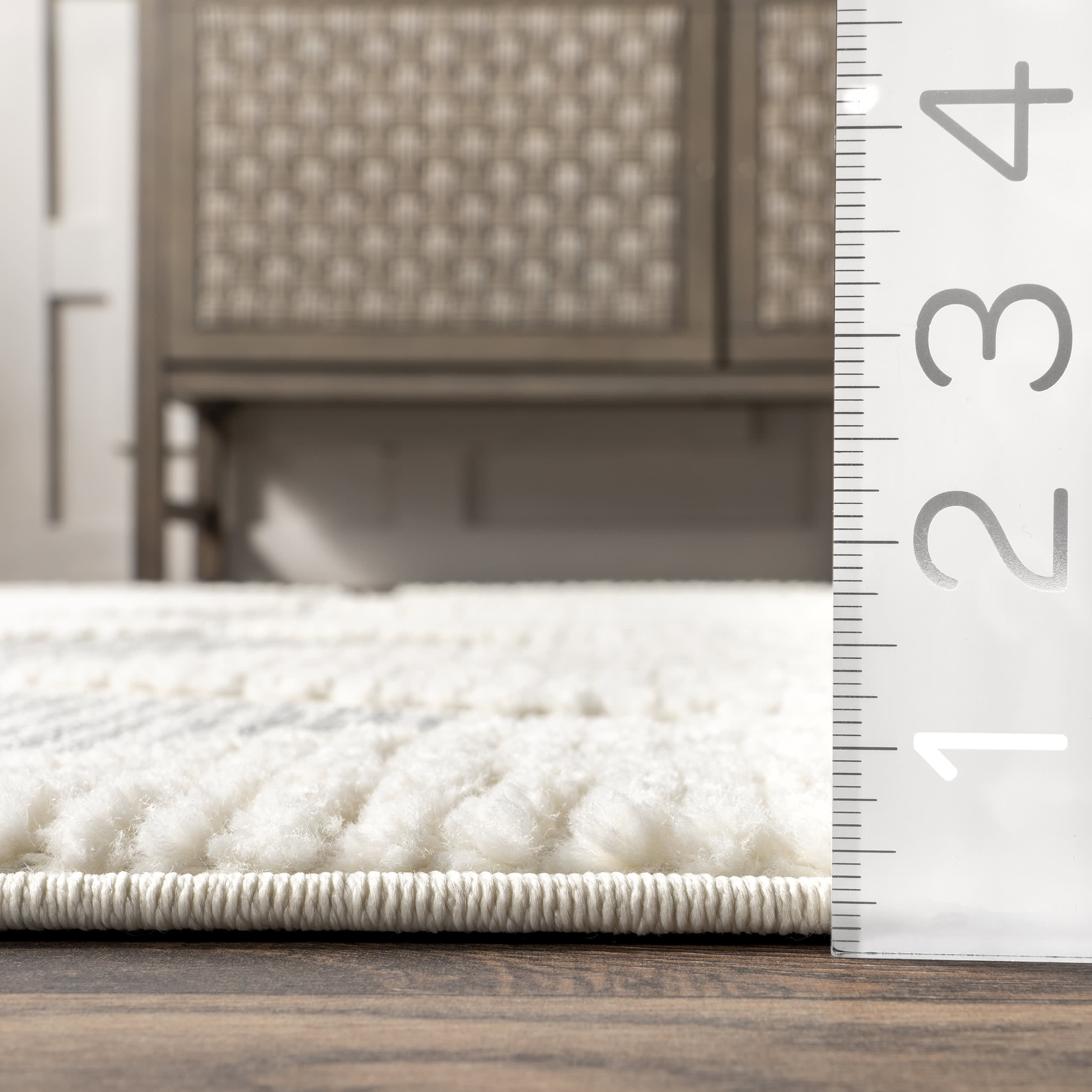 Luxury Aylin Diamond Tasseled Area Rug in Off White - Soft Bohemian Decor for Living Room, Bedroom & Nursery