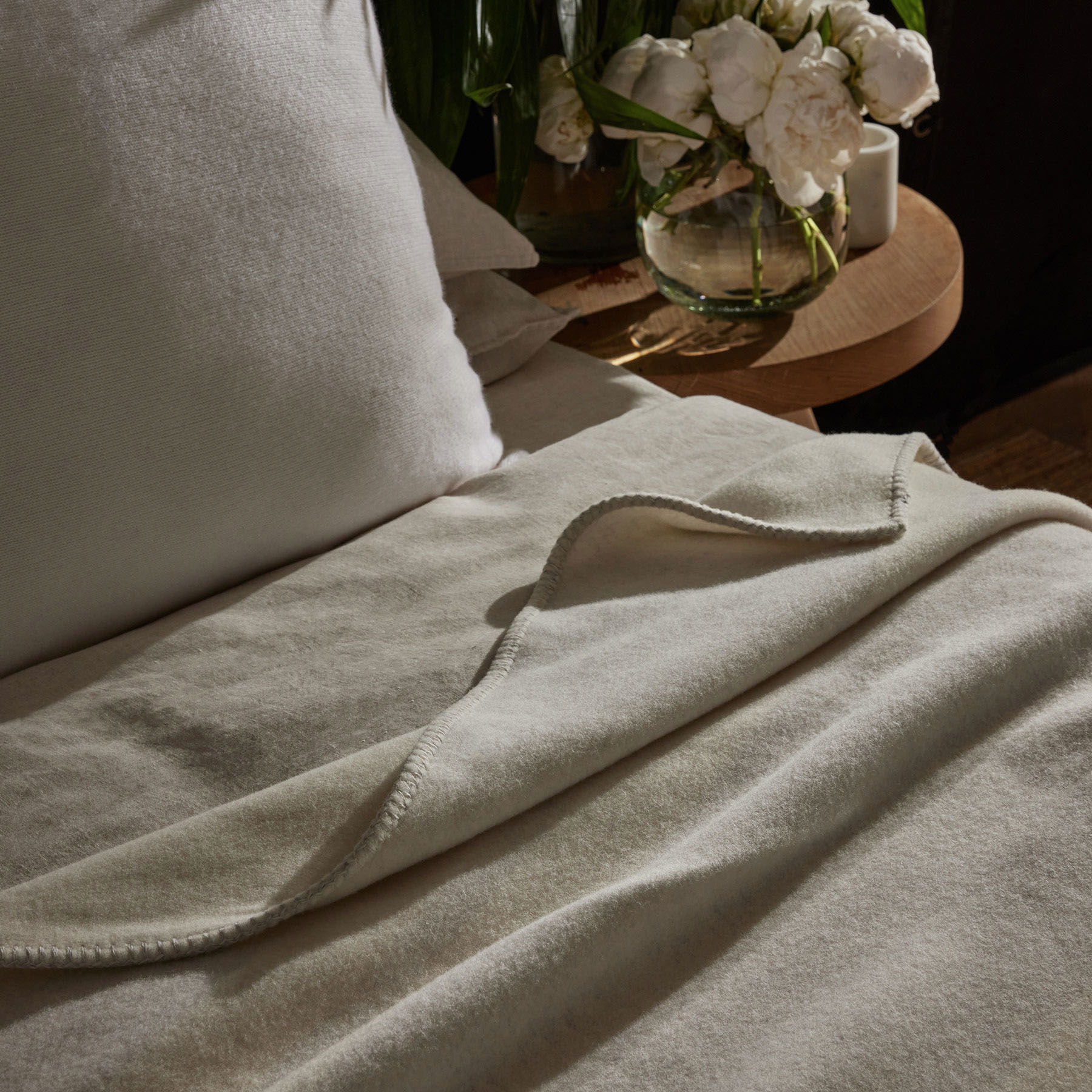 Sarti Striped Throw Blanket - Soft Ecru & Fog Stripes - Cozy Lightweight Bedspread for Sofa, Bed, or Dorm Room - Perfect for Relaxing, Lounging & Home Decor