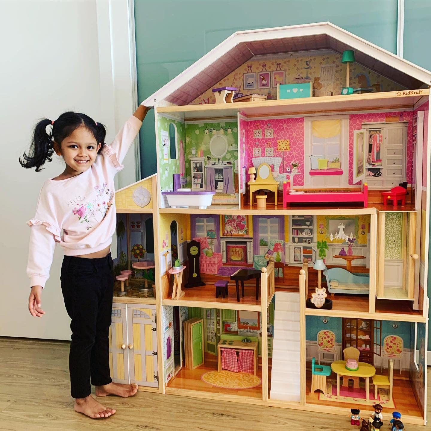 KidKraft Majestic Mansion Wooden Dollhouse with 34-Piece Accessories, Working Elevator & Garage - Perfect Gift for Girls & Boys Ages 3+ | Pretend Play, Birthday Present, Christmas Gift for Kids