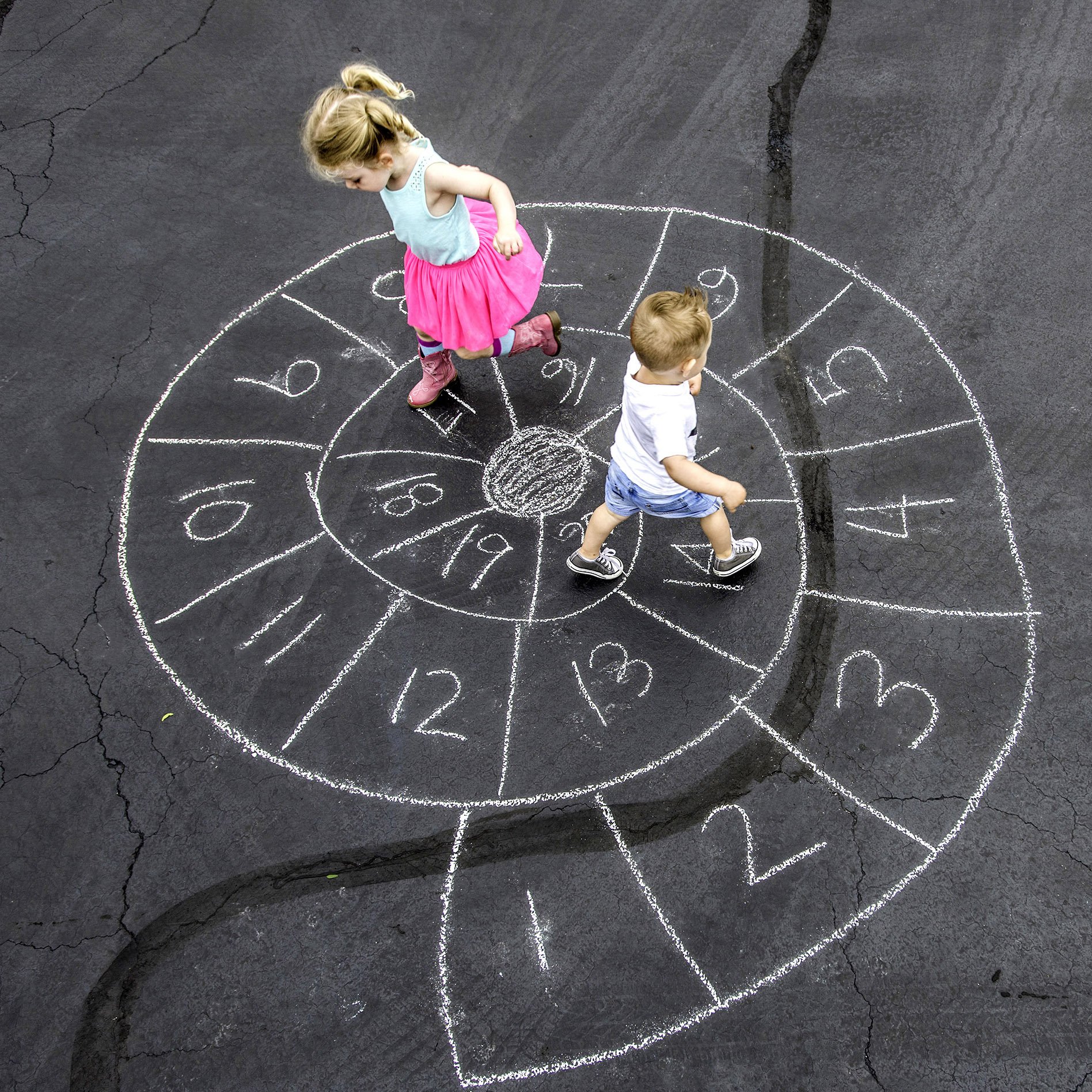Non-Toxic Washable Jumbo Sidewalk Chalk for Kids - Outdoor Rainbow Chalk Set for Toddlers & Children - Perfect for Driveway Art, Playground Fun & Creative Outdoor Activities