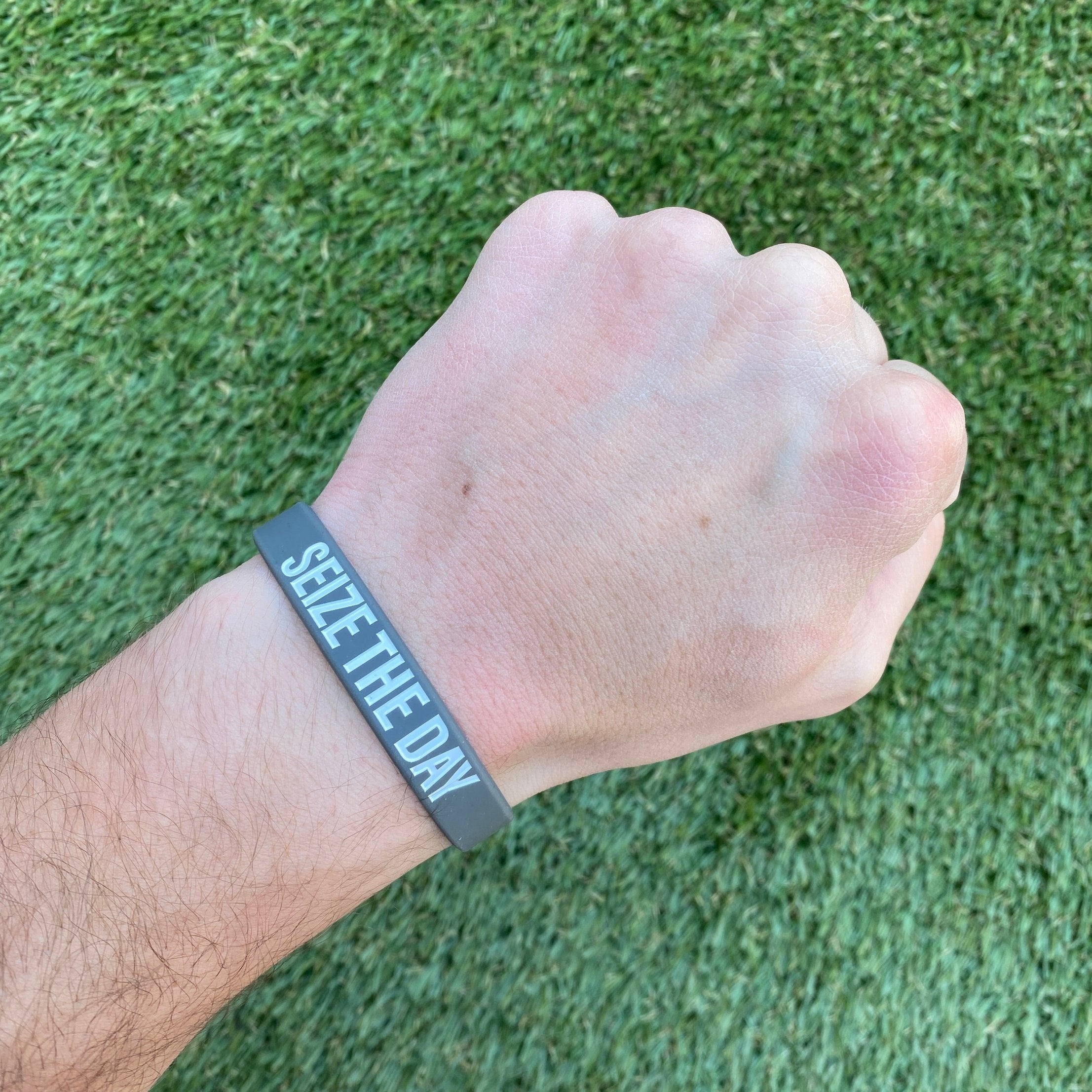 SEIZE THE DAY Motivational Wristband - Inspirational Silicone Bracelet for Men & Women - Daily Encouragement & Positive Affirmation Accessory - Perfect for Workouts, Yoga, Meditation & Everyday Wear