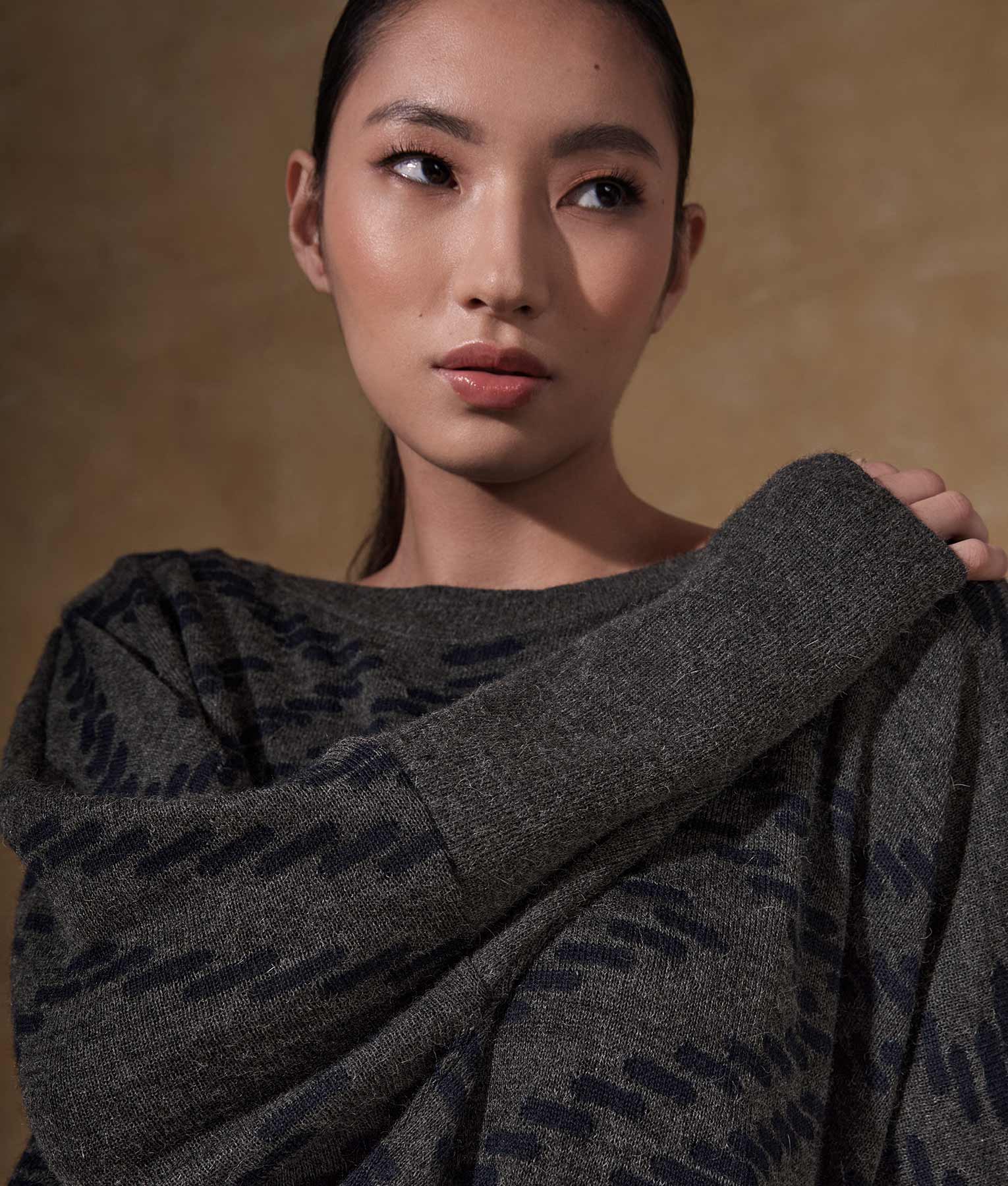 Soft Baby Alpaca Poncho with Sleeves - Warm & Cozy Winter Wear for Women & Girls - Perfect for Outdoor Activities & Casual Fashion