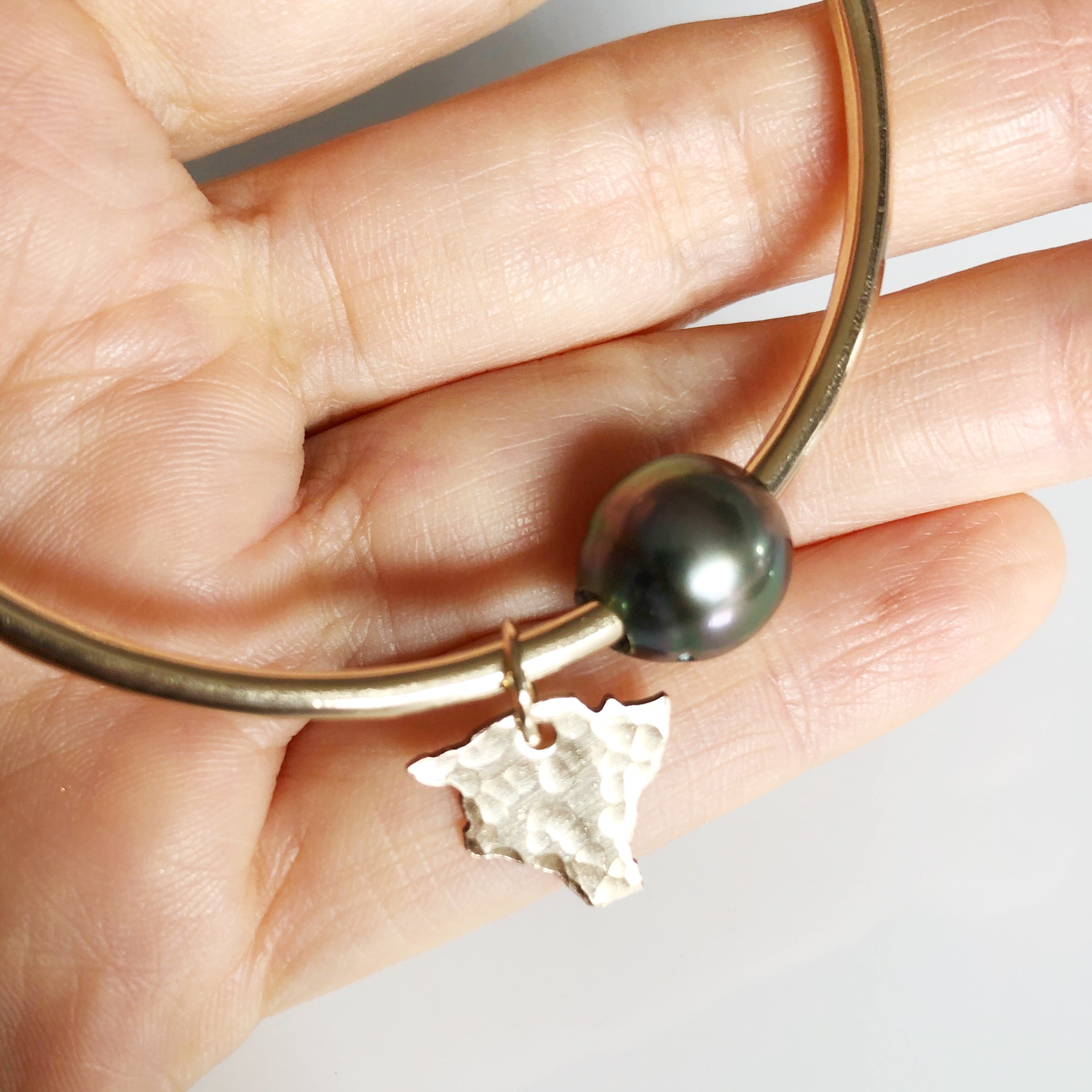 Big Island Charm Bangle with Tahitian Pearl (B368) - Elegant Pearl Bracelet for Women, Perfect for Weddings, Parties & Special Occasions