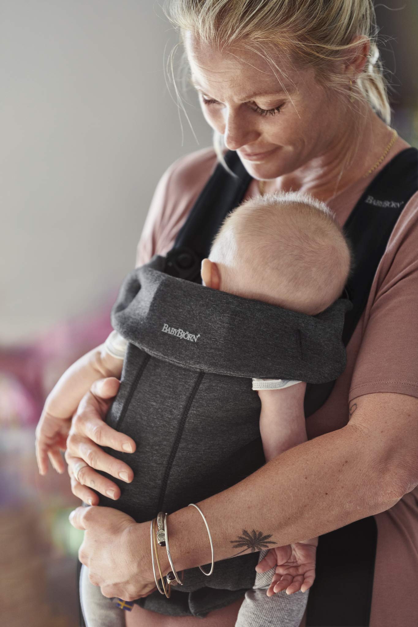 BabyBjörn Baby Carrier Mini - Charcoal Gray 3D Jersey Infant Carrier (7-25 lbs) | Ergonomic & Easy-to-Use Newborn Baby Wrap for Hands-Free Parenting, Travel & Outdoor Adventures
