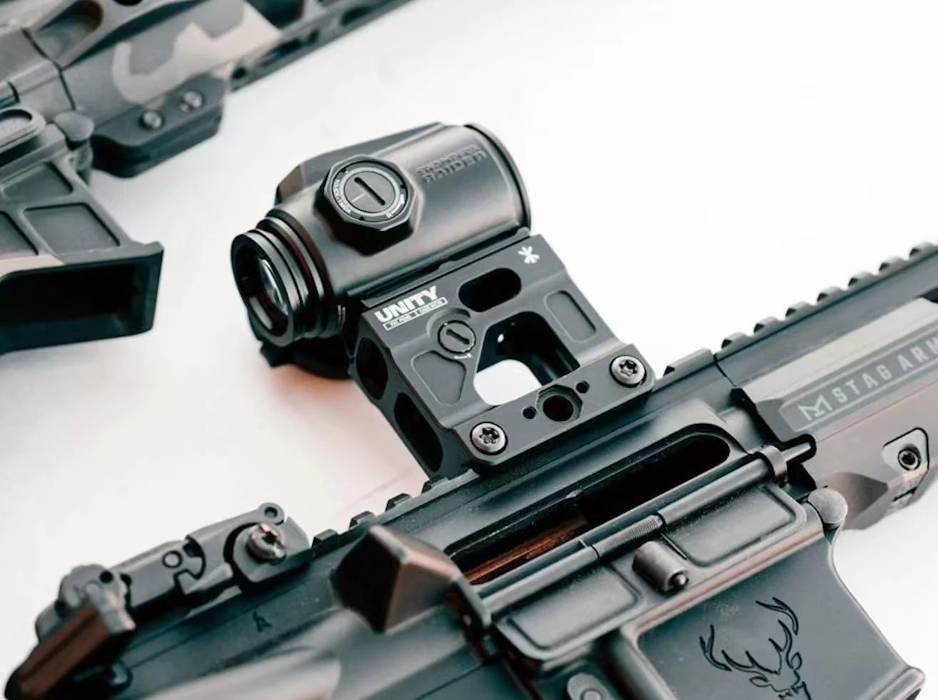 Swampfox Raider 1x20 Prism Red Dot Sight - BRC/6 MOA Dot Reticle, T2 Footprint, 20mm Picatinny Mount with Shake Wake Technology | Rifle Scope for AR-15, Shotgun & Tactical Firearms | Hunting, Home Defense & Competitive Shooting