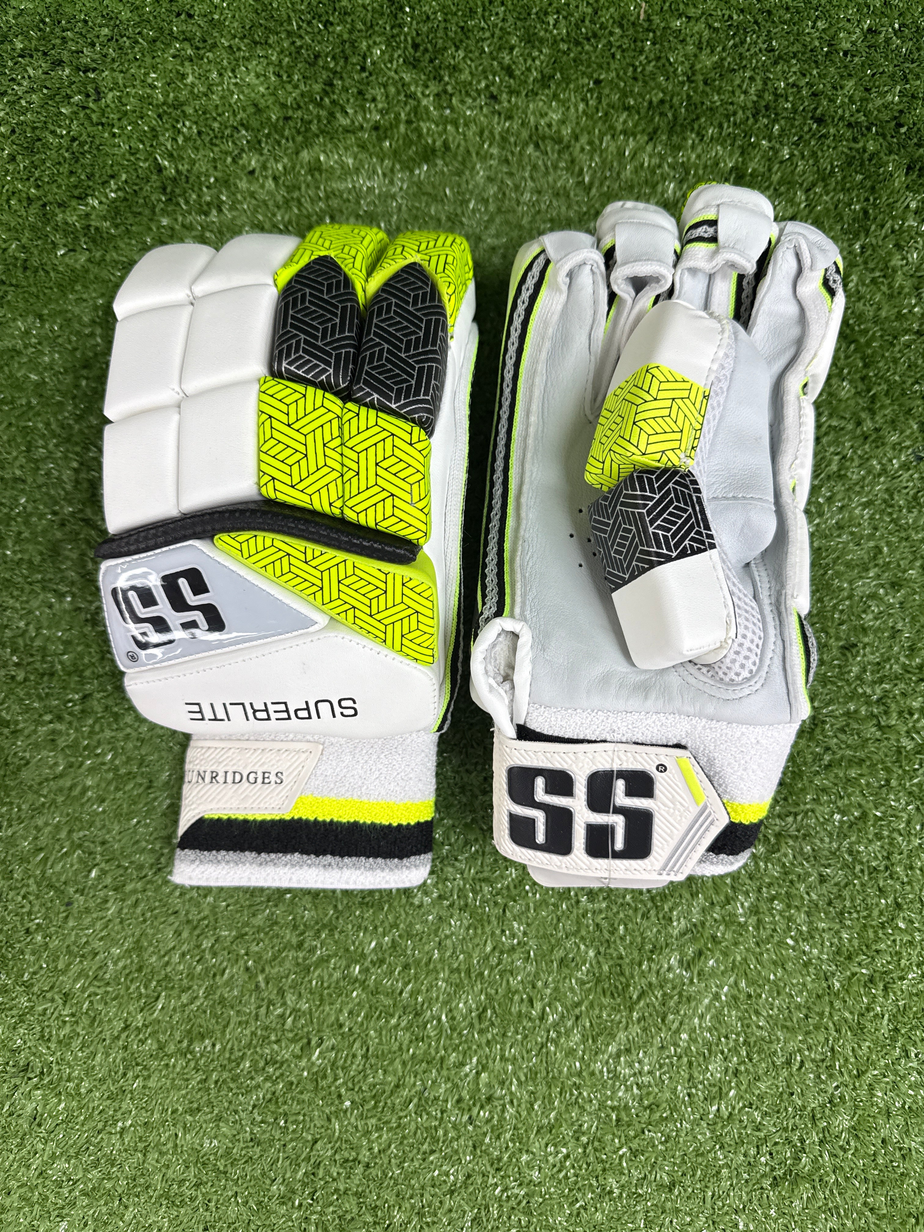 SS Superlite Junior/Youth Cricket Batting Gloves - Lightweight Protective Gear for Young Players - Perfect for Practice & Matches