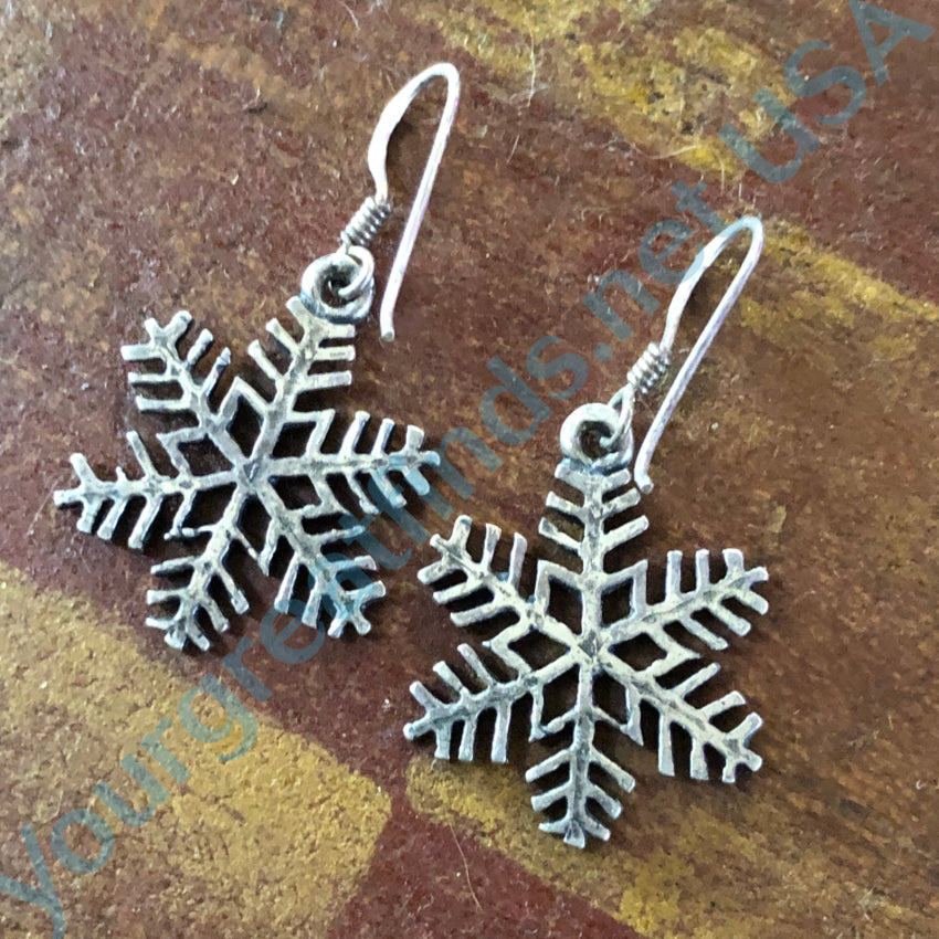 925 Sterling Silver Snowflake Pierced Earrings for Women - Elegant Winter Jewelry Gift for Christmas, Parties & Special Occasions