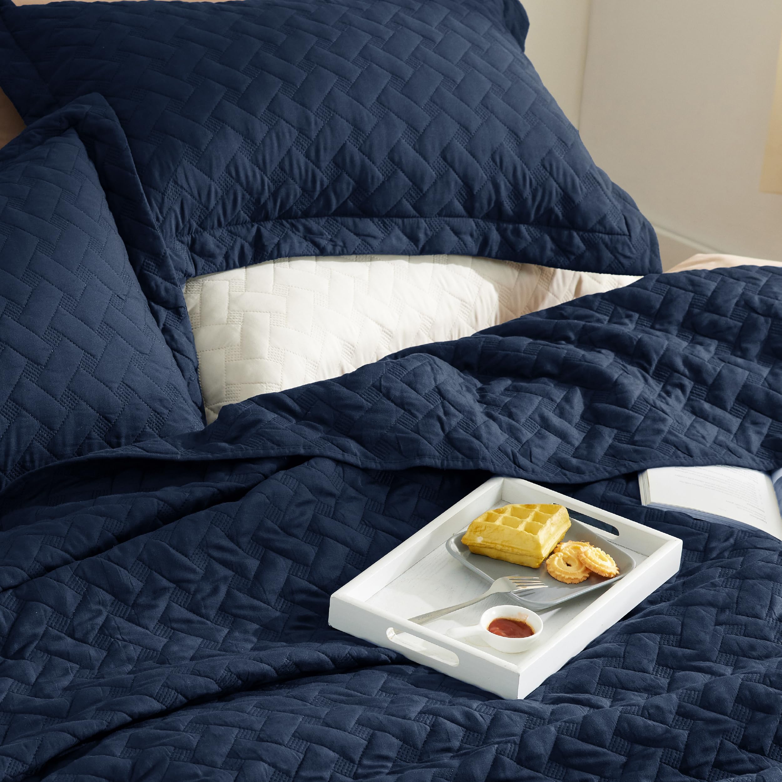 Bedsure Queen Size Lightweight Quilt Bedspread - Soft Basket Weave Pattern Bedding Set, Navy Blue All Seasons Comforter with 2 Pillow Shams | Perfect for Bedroom Decor, Guest Room & Cozy Home Comfort