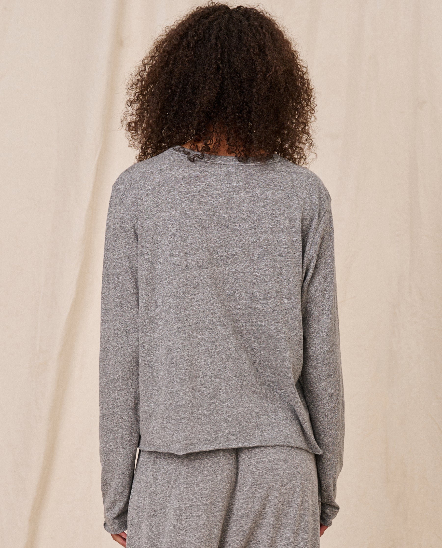 Stylish Long Sleeve Crop Tee for Women - Soft Heather Grey Cotton Top - Perfect for Casual Outfits, Layering & Streetwear Fashion