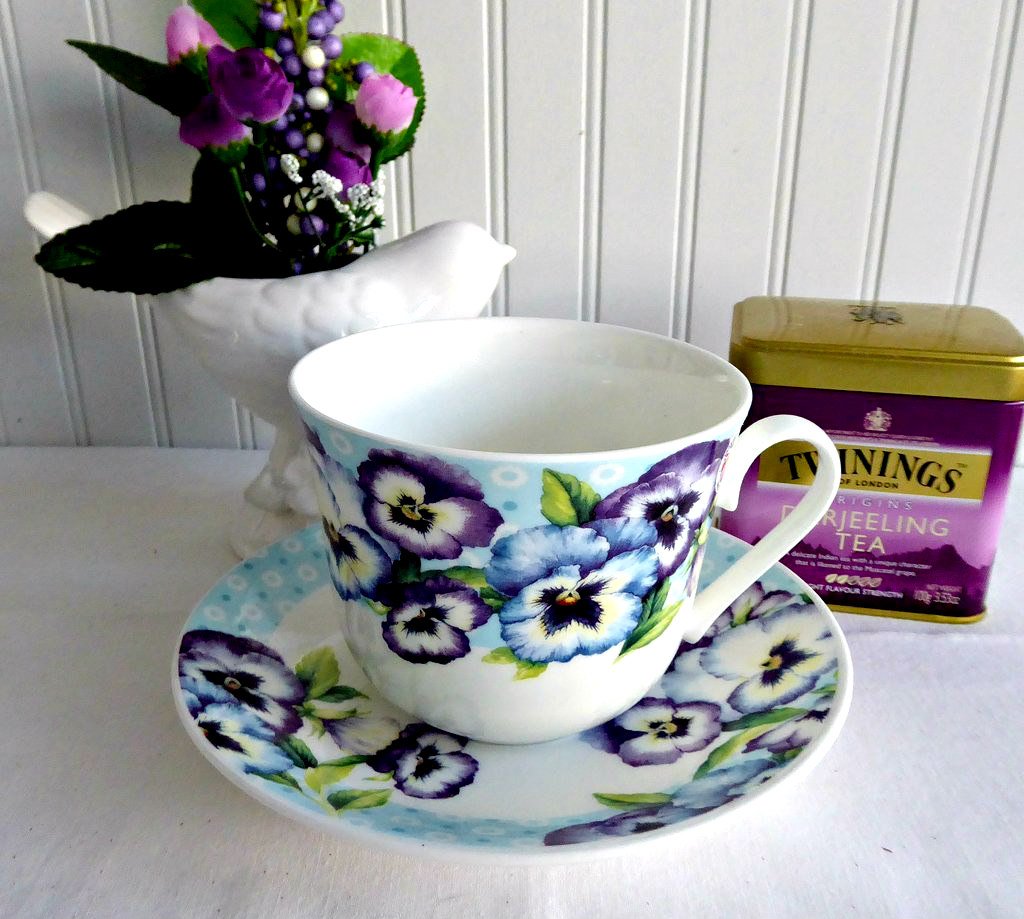 Roy Kirkham Blue Purple Pansies Bone China Breakfast Cup and Saucer Set - Elegant Floral Tea Cup for Morning Coffee, English Tea, or Gift Giving