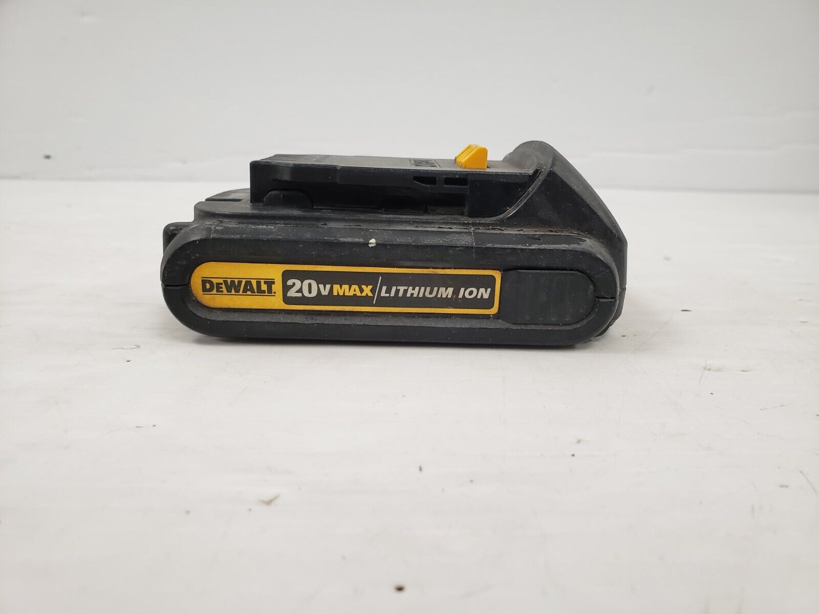 DEWALT DCB207 20V MAX Lithium-Ion Battery Pack - Compatible with DEWALT 20V Tools - Power Drills, Saws, Flashlights & More - Ideal for Construction, DIY Projects & Home Repairs