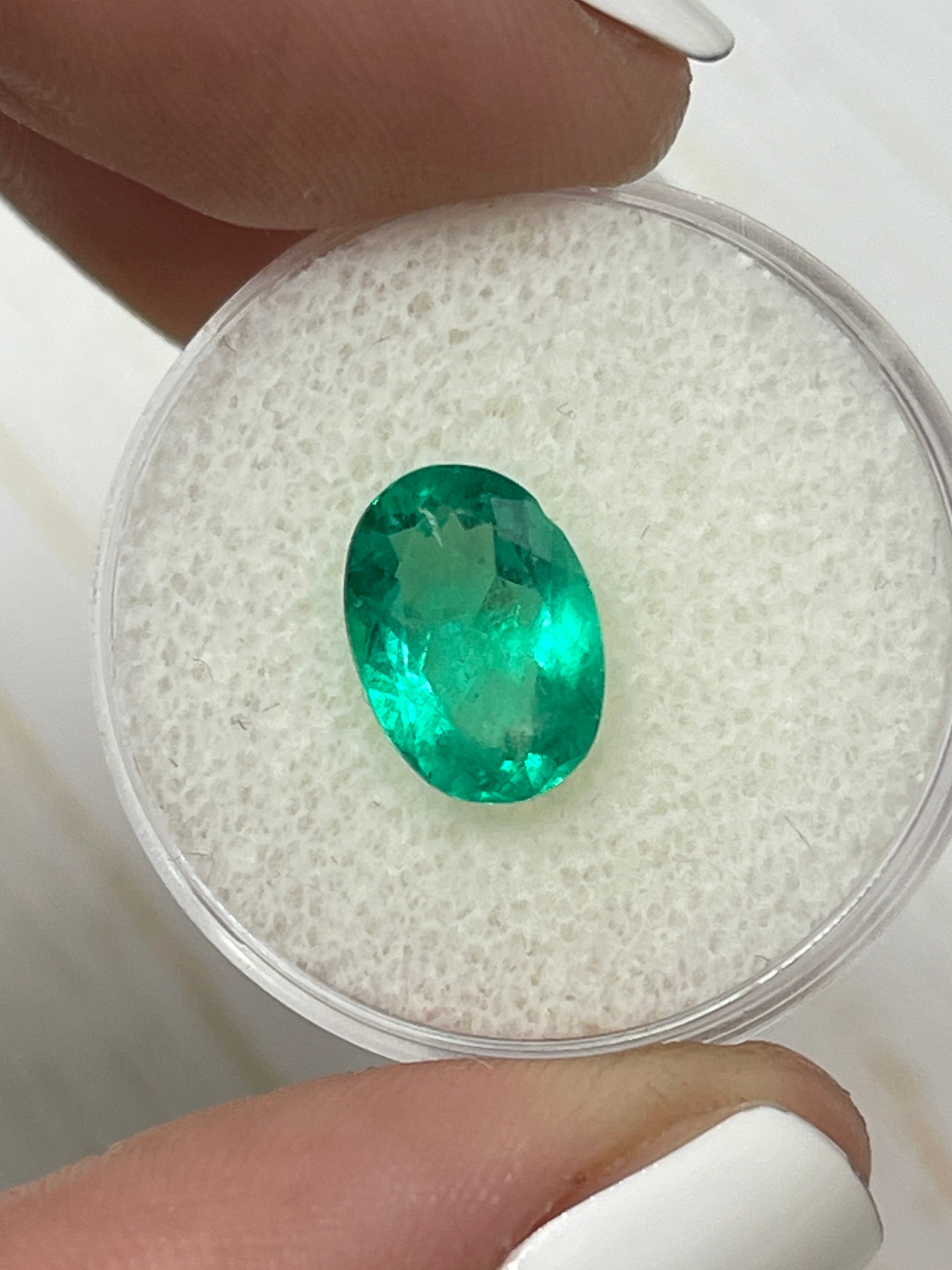 2.87 Carat 11x8mm Oval Cut Loose Colombian Emerald - Vivid Green Gemstone for Jewelry Making, Engagement Rings & Luxury Gifts