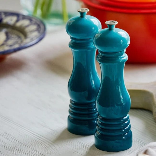 Le Creuset Classic Adjustable Salt Mill - Premium Ceramic Grinder with Adjustable Coarseness, Multiple Colors - Perfect for Kitchen, Dining Table & Gourmet Cooking