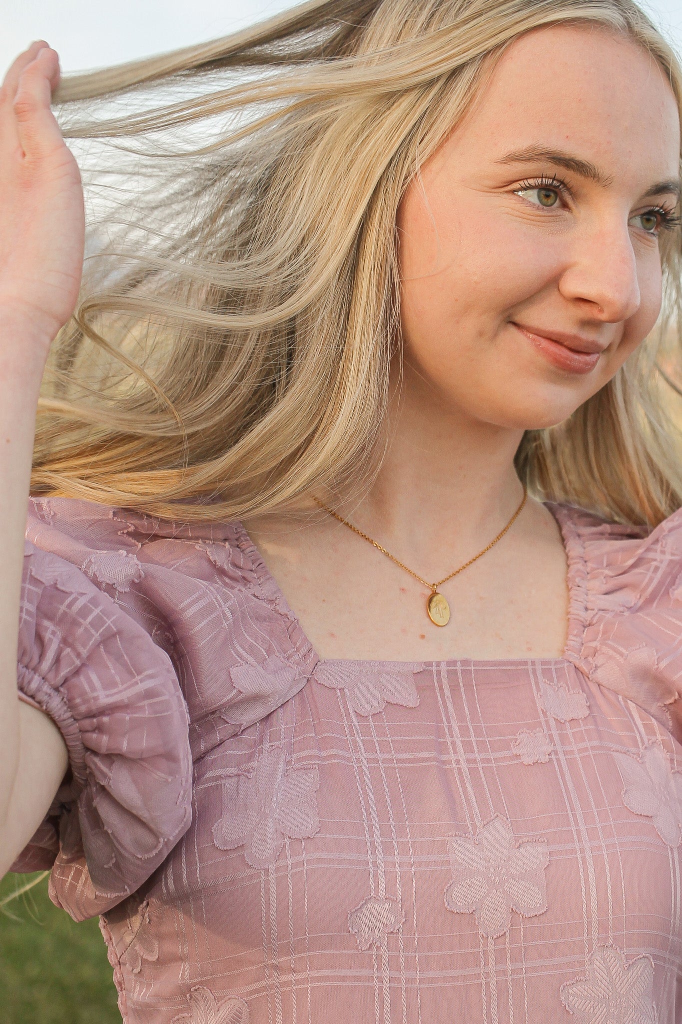 Elegant Gold Bow Pendant Necklace for Women - Perfect Gift for Valentine's Day, Anniversary & Special Occasions