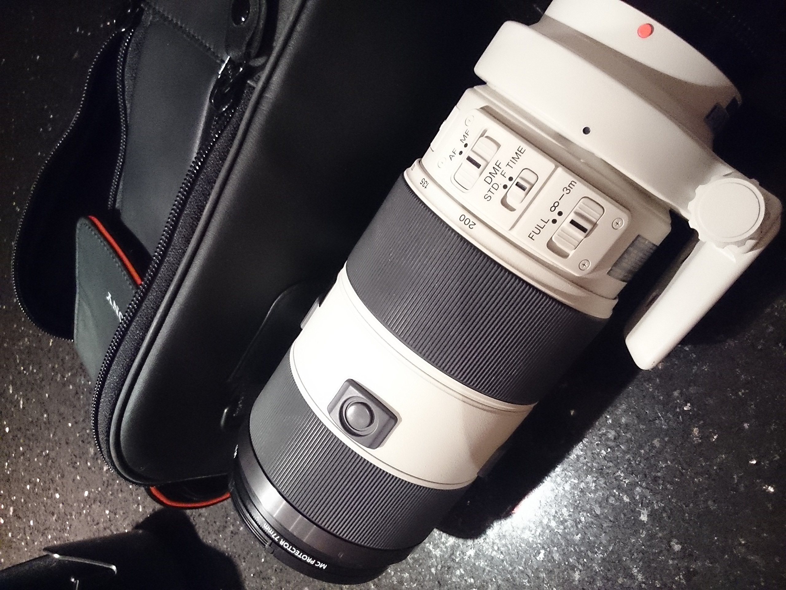 Sony SAL70200G 70-200mm f/2.8 SSM Telephoto Zoom Lens for Sony Alpha DSLR Cameras - Professional Photography, Sports & Wildlife Shots, Portrait & Event Coverage (Old Model)