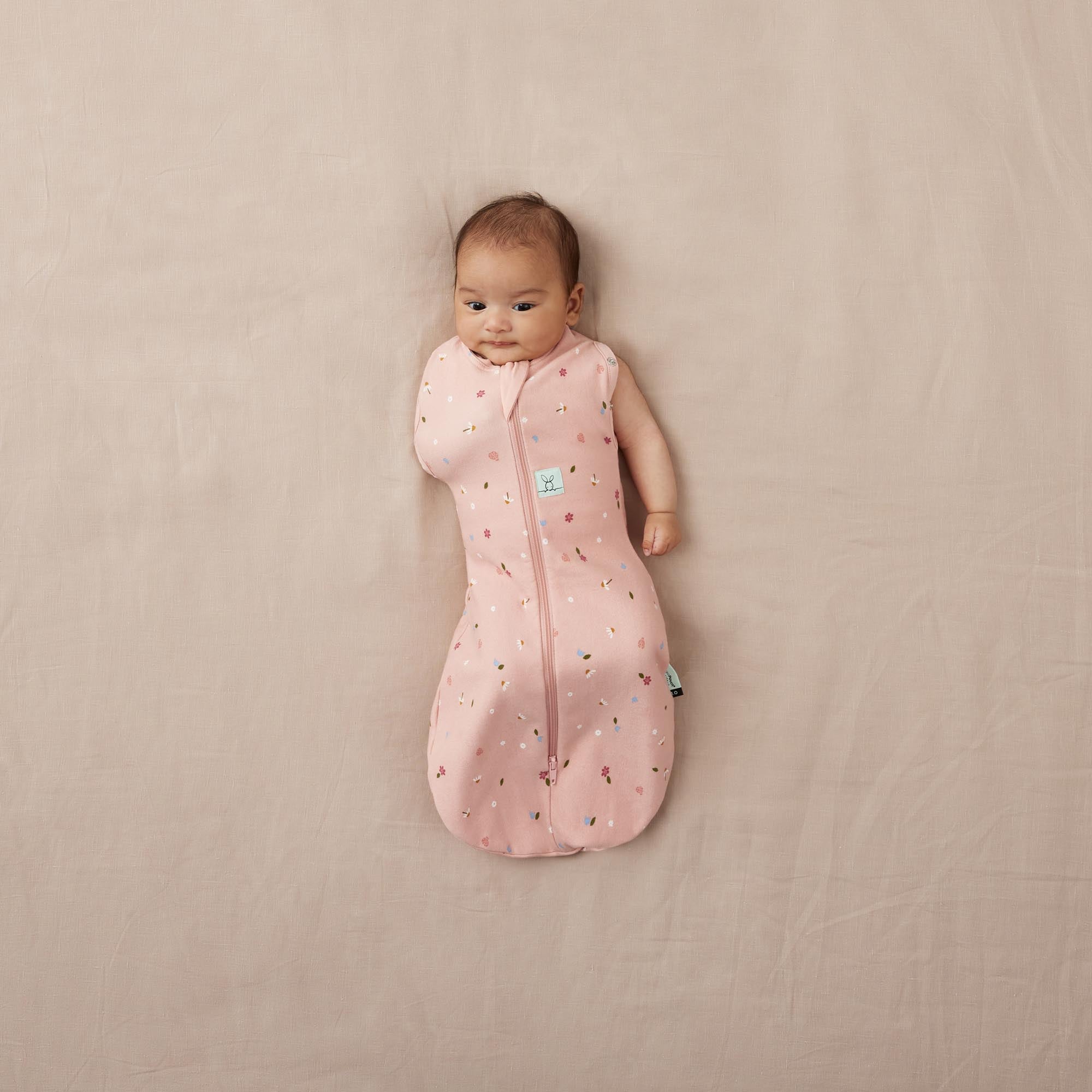 ErgoPouch Cocoon Zip Swaddle Bag 0.2 TOG - Lightweight Baby Sleep Sack for Newborns & Infants - Soft & Breathable Daisies Print - Perfect for Nursery, Daycare & Travel