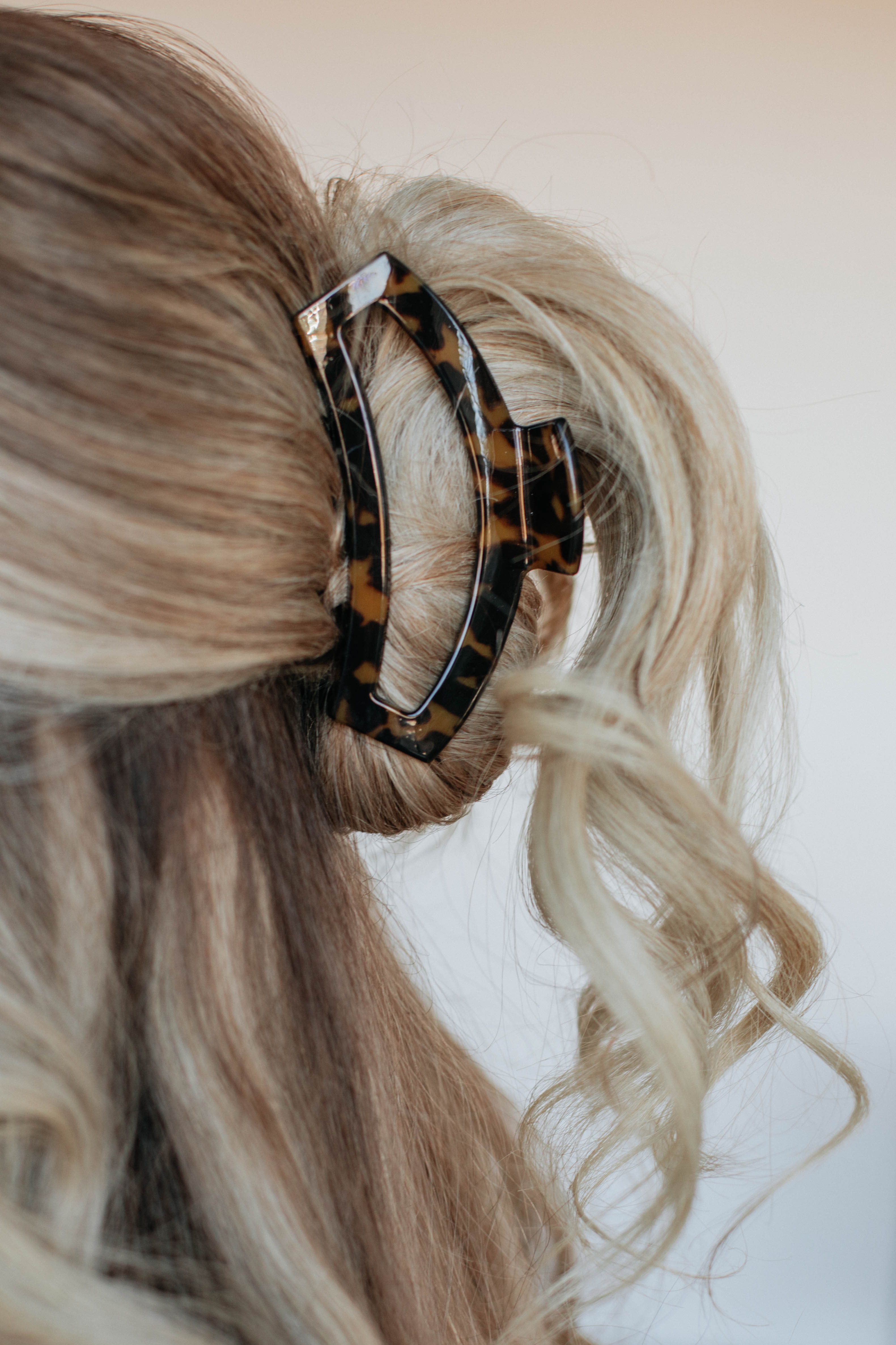 Elegant Hair Claw Clip for Women - Non-Slip Large Hair Clips for Thick Hair, Perfect for Ponytails, Buns & Updos - Great for Work, Gym & Everyday Use