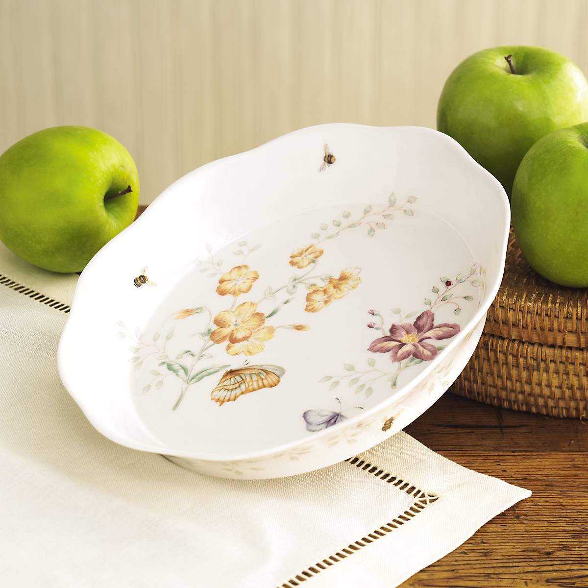 Butterfly Meadow Pie Dish - Elegant Ceramic Baking Pan for Homemade Pies, Tarts & Desserts - Perfect for Holidays, Family Gatherings & Baking Enthusiasts