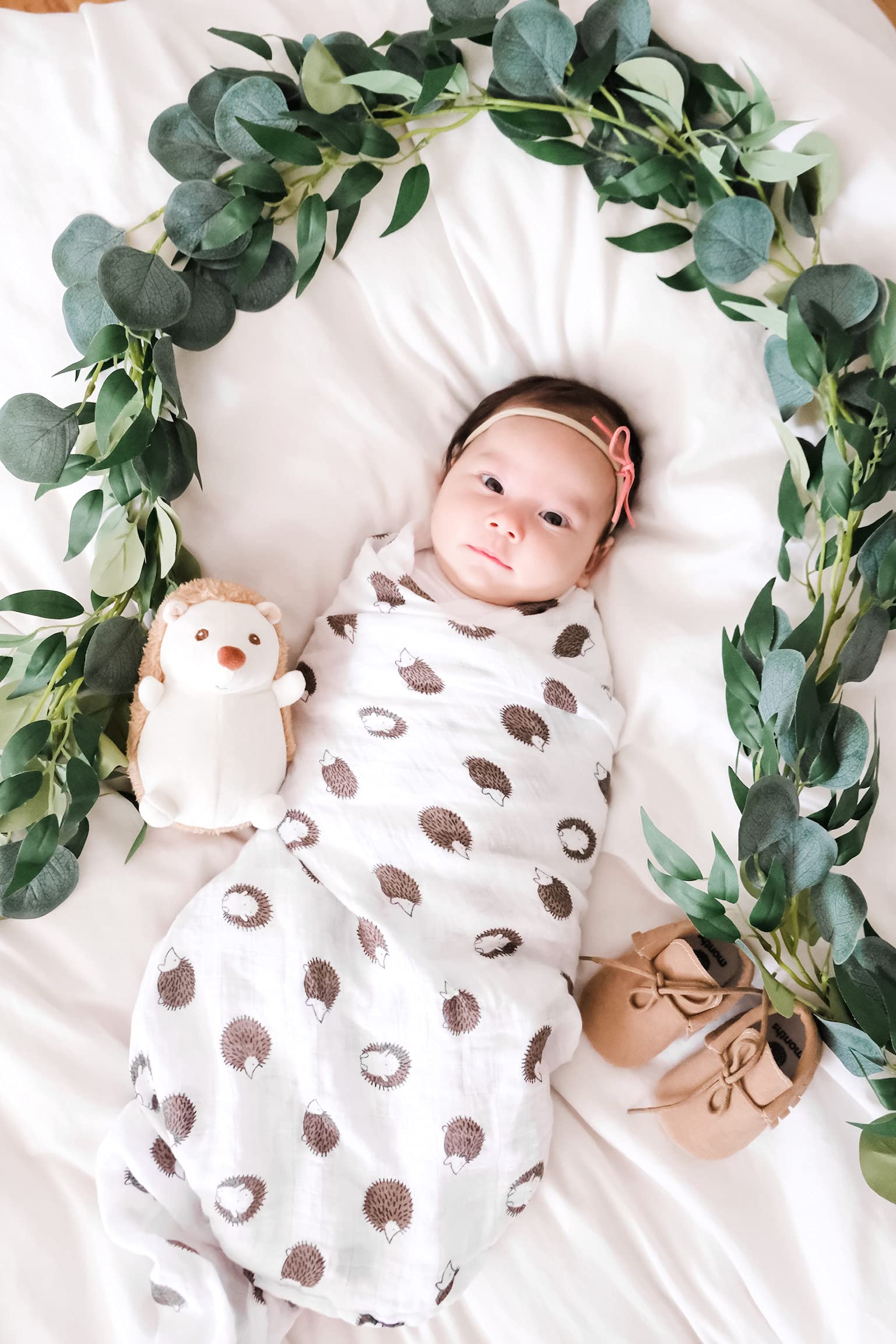 MOYA Baby Gift Box Set - Newborn Keepsake Box for Boys & Girls with Knotted Gown, Swaddle Blanket & Baby Clothes | Perfect Baby Shower Gift, Welcome Box & Registry Present for New Parents | Ideal for Hospital Visits, Christenings & First Photo Shoots