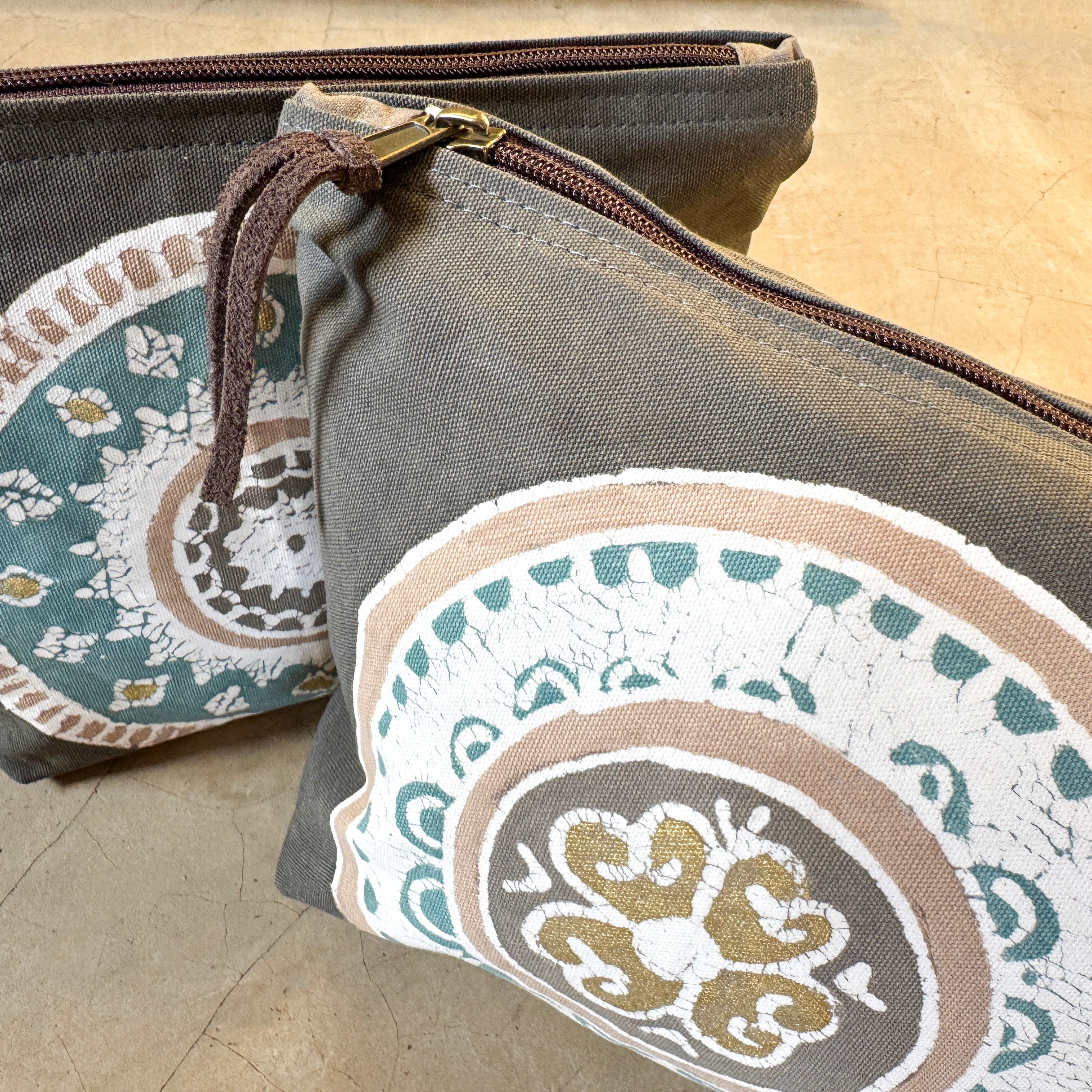 African Circles Teal Collection Wash Bags in Grey - Waterproof Travel Laundry Bags for Camping, Gym & Dorm Organization