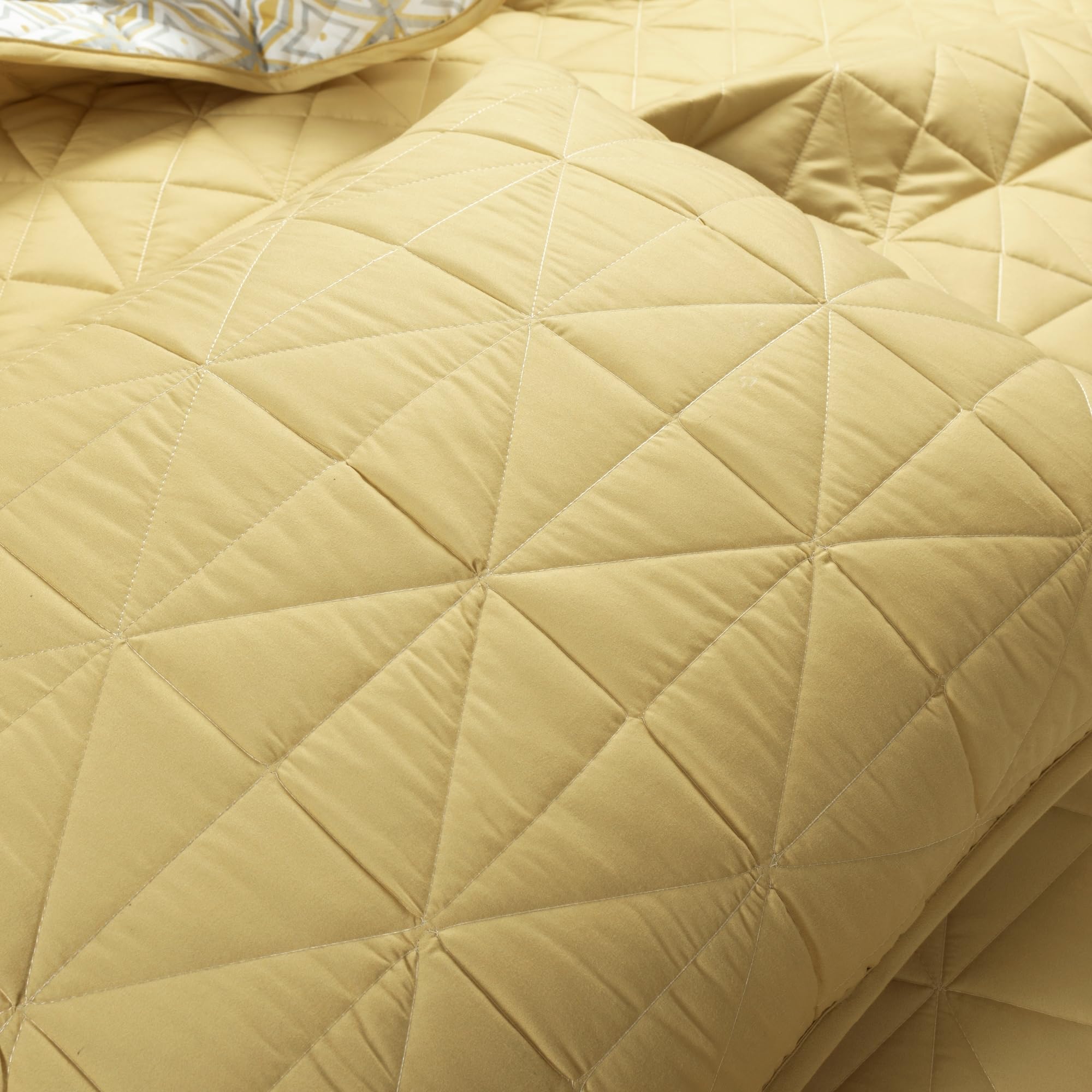 Lush Decor Mid Century Modern Geometric Reversible 3-Piece Quilt Set - Full/Queen Size in Sunny Yellow | Stylish Bedding for Contemporary & Boho Chic Bedrooms