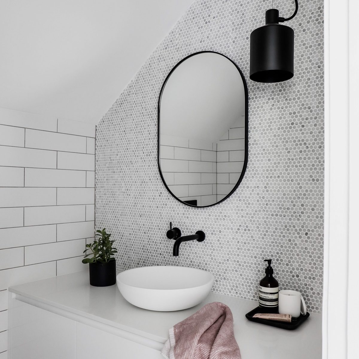 Bjorn Oval Mirror - Black, 50×75cm (20×30 Inches) - Modern Wall Decor for Living Room, Bedroom & Entryway