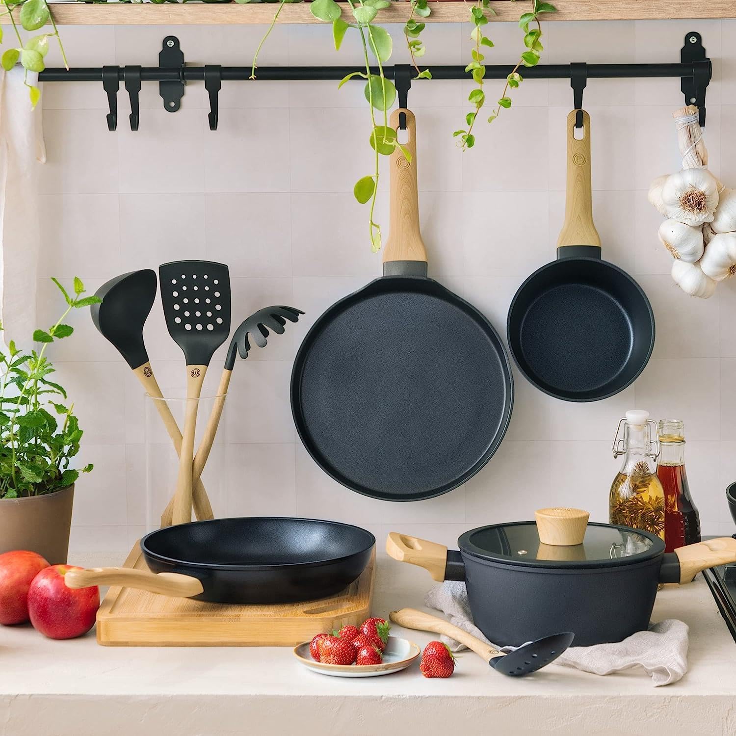 MasterChef 28cm Non-Stick Wok Pan - Induction, Gas, Halogen & Ceramic Stove Compatible - Scratch Resistant Coating, Dishwasher Safe - Aluminum Wood-Look Black - Perfect for Stir-Frying, Sautéing & Asian Cooking