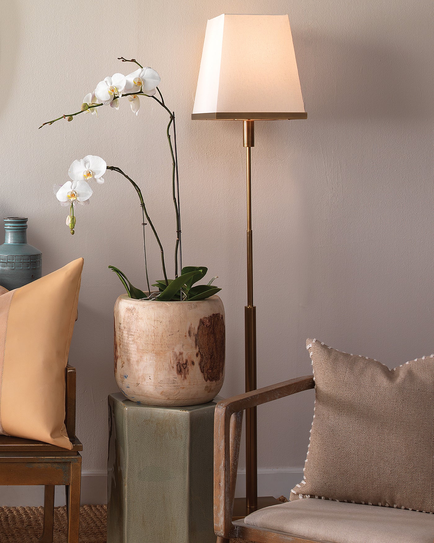 Modern Jud Floor Lamp - Adjustable Standing Light for Living Room, Bedroom & Office - Bright LED Reading Light with Remote Control & Dimmable Features - Perfect for Relaxing, Working & Decorating
