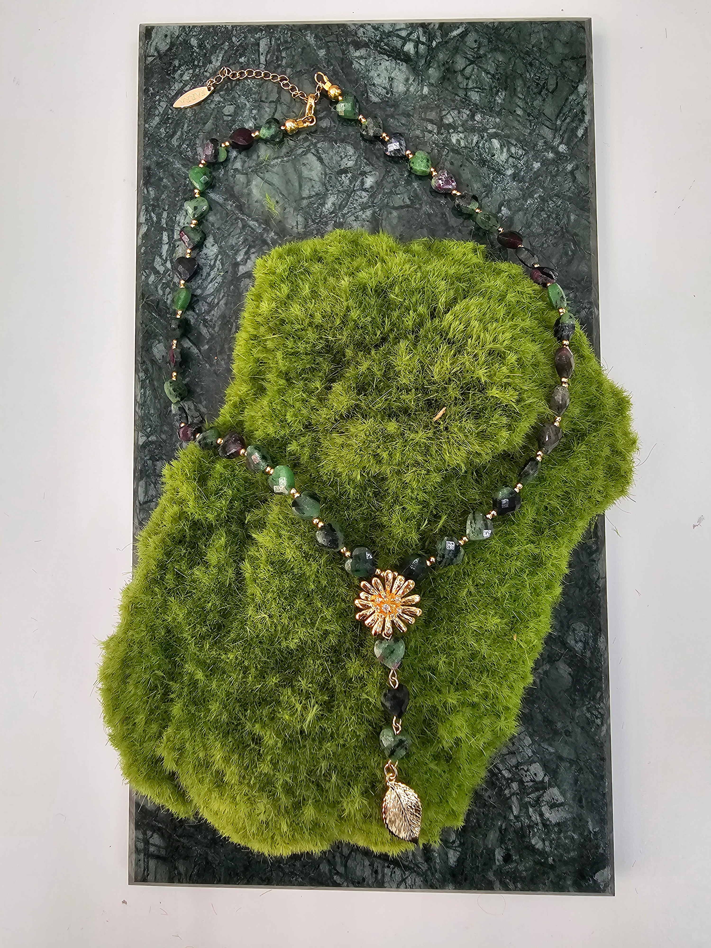 Heart Shaped Green Gemstone Daisy Flower Pendant Necklace for Women - Elegant Bohemian Jewelry Gift for Valentine's Day, Anniversary & Special Occasions