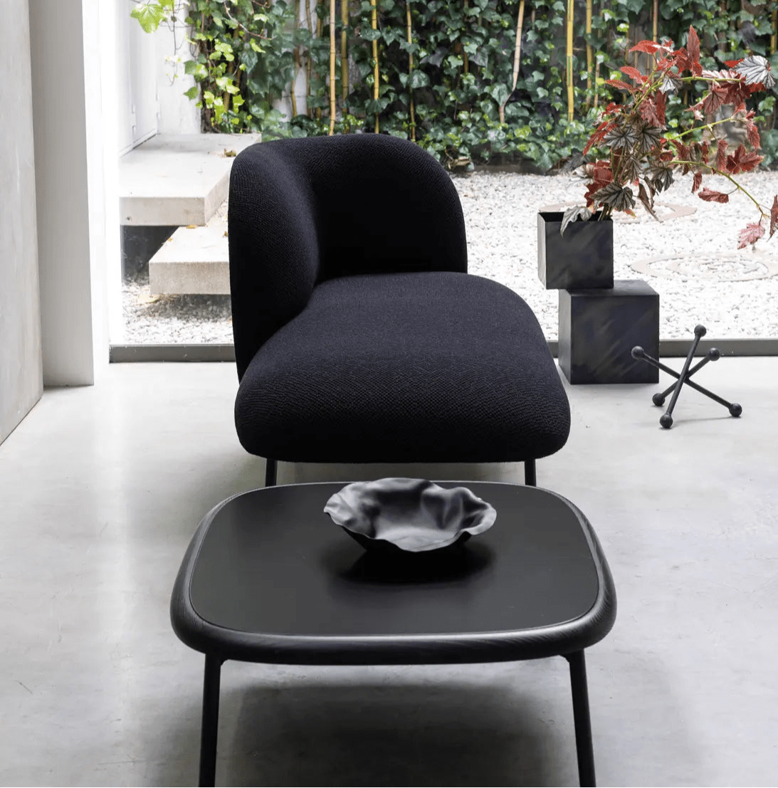 Bross Sit Chaise Lounge - Modern Outdoor Patio Furniture for Relaxing in Your Backyard or Poolside