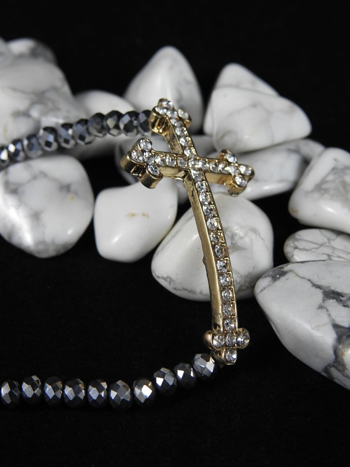 Stylish Unisex Cross Bracelet for Men & Women - Black or Silver Options - Perfect for Everyday Wear, Gifts & Religious Occasions