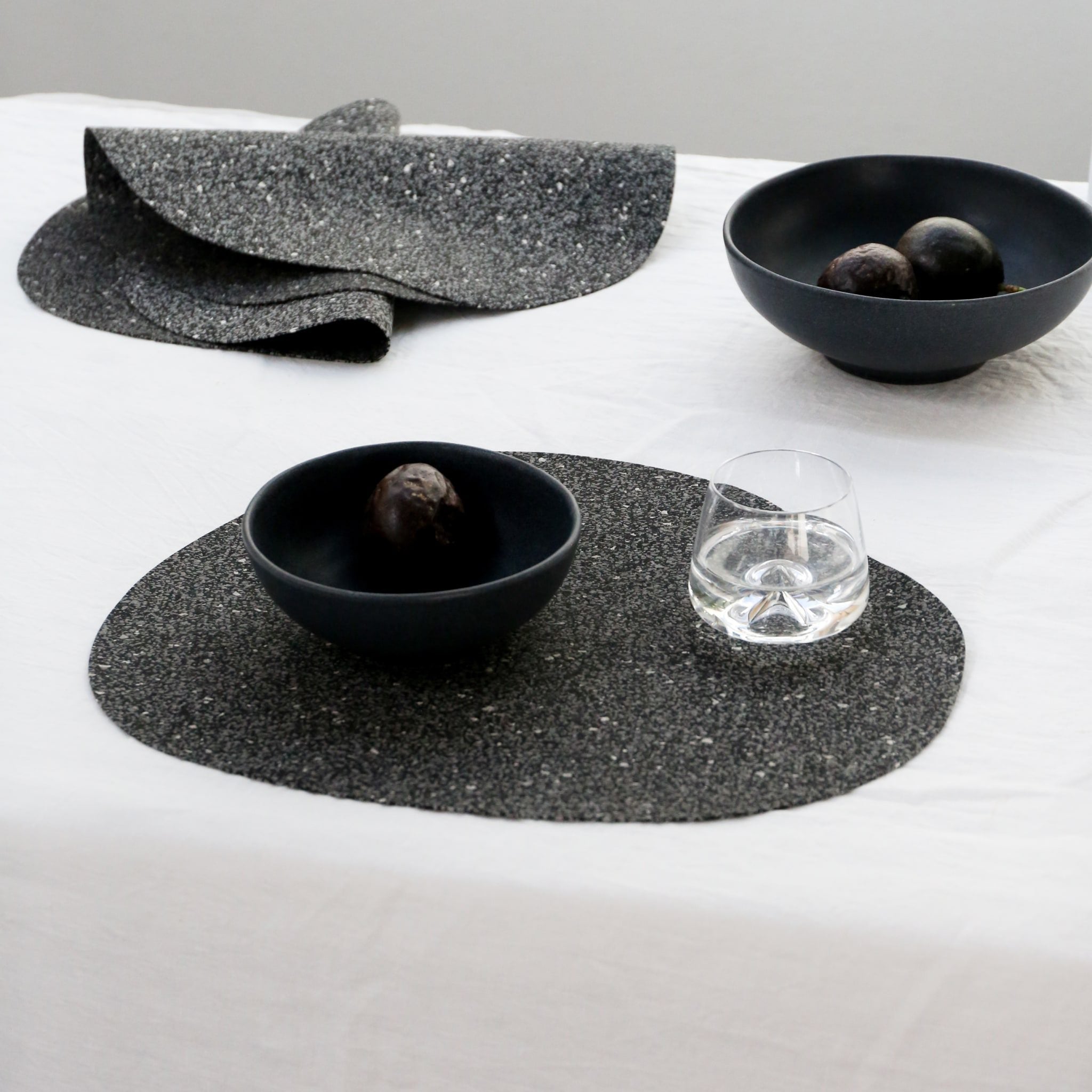 DESIGNSTUFF Black Speckle Curve Placemat - Waterproof & Non-Slip Dining Table Mat for Kitchen, Restaurant, or Party Decor