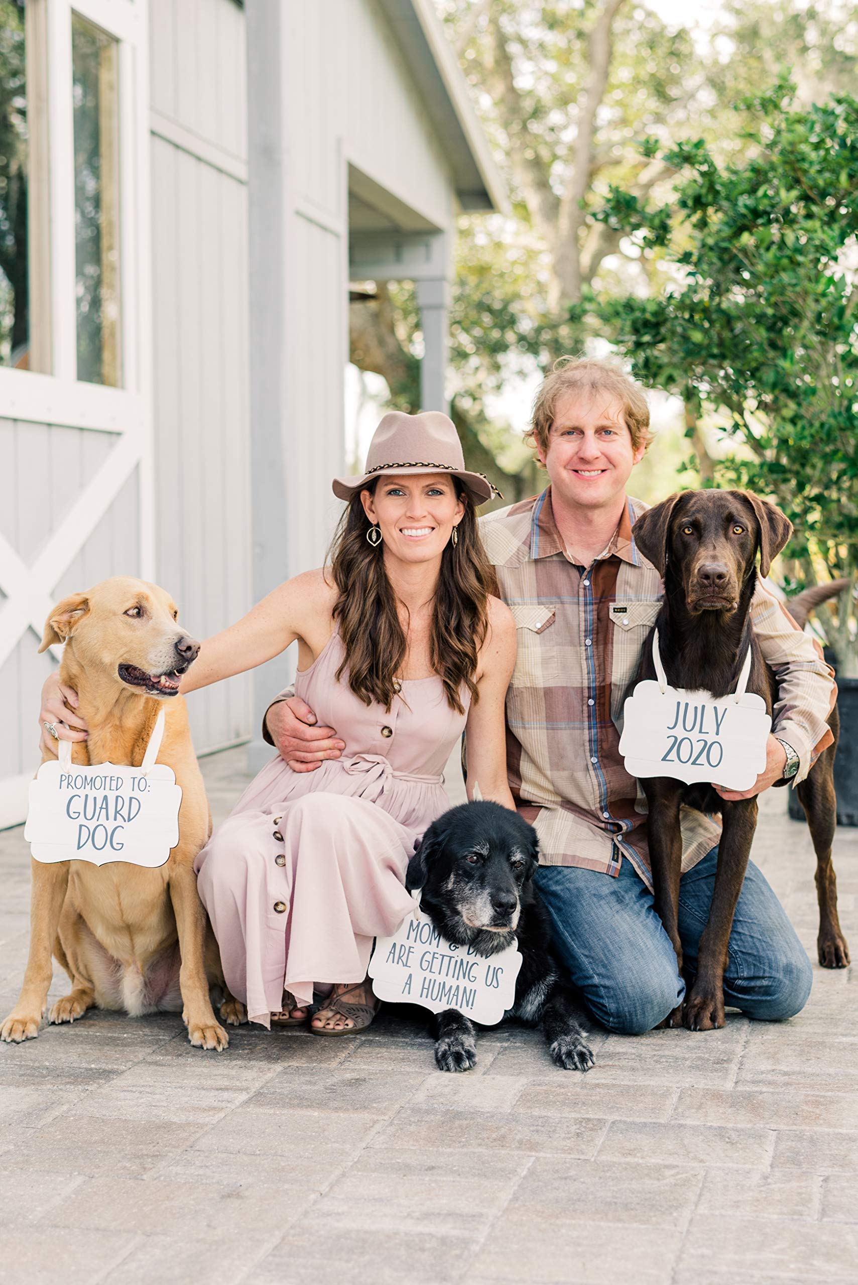 Pregnancy Announcement Pet Signs - Dog Photo Props for Maternity Shoot, Cute 'Mommy to Be' Baby Reveal Sign for Dogs | Perfect for Gender Reveal Parties & Newborn Photoshoots