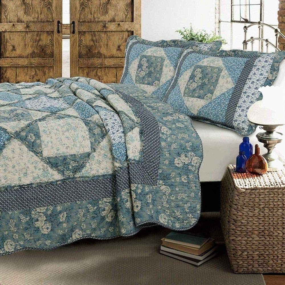 3 Piece Traditional Patchwork Quilt Set - All Season Floral Embroidered Toile Pattern French Country Shabby Chic Bedding - King Size Reversible White & Blue Cotton Quilt for Master Bedroom, Guest Room or Farmhouse Decor