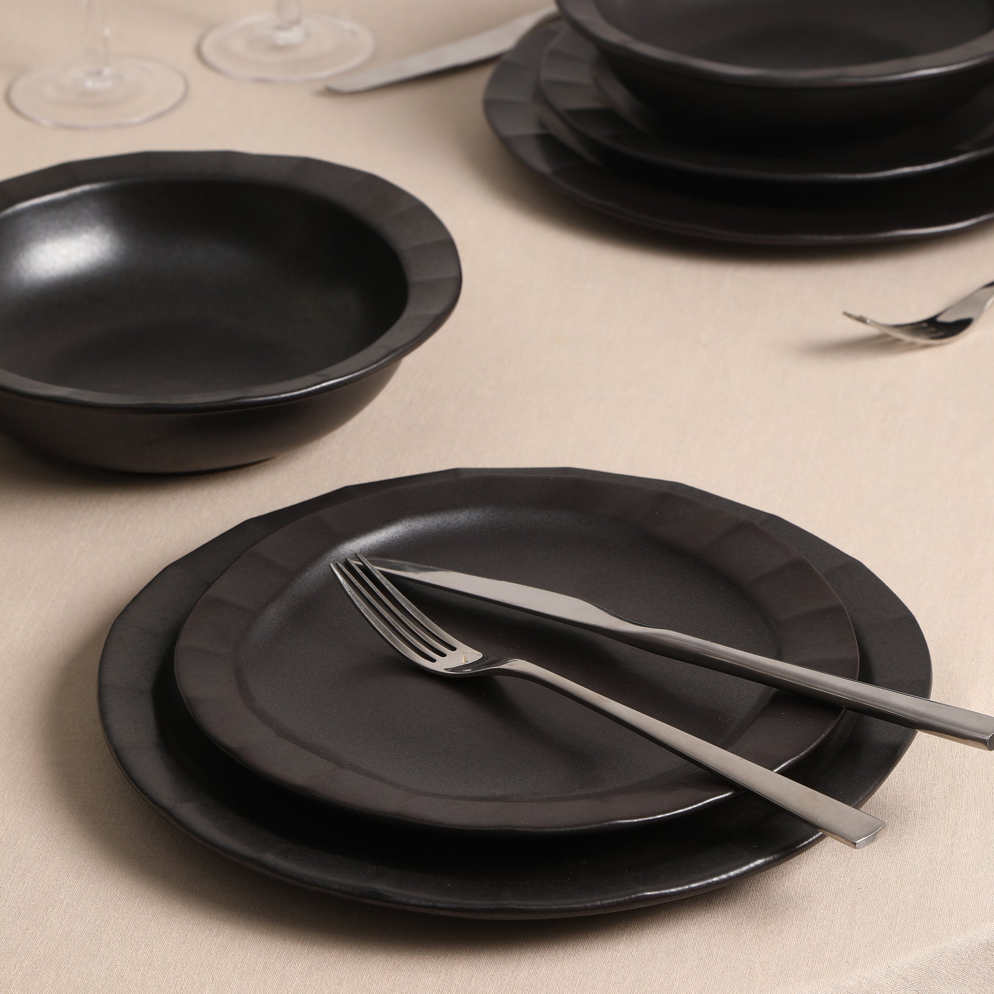 Premium Oasis Stoneware Dinner Plate Set - Elegant Black Ceramic Plates for Everyday Dining & Entertaining - Perfect for Restaurants, Home Use & Special Occasions