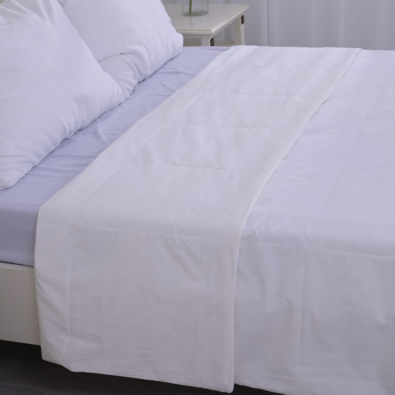 Shop LC HOMESMART White Silk Quilt - Ultra Soft & Breathable Comforter for All Seasons | Perfect Birthday Gift, Wedding Present & Luxury Bedding for Master Bedroom