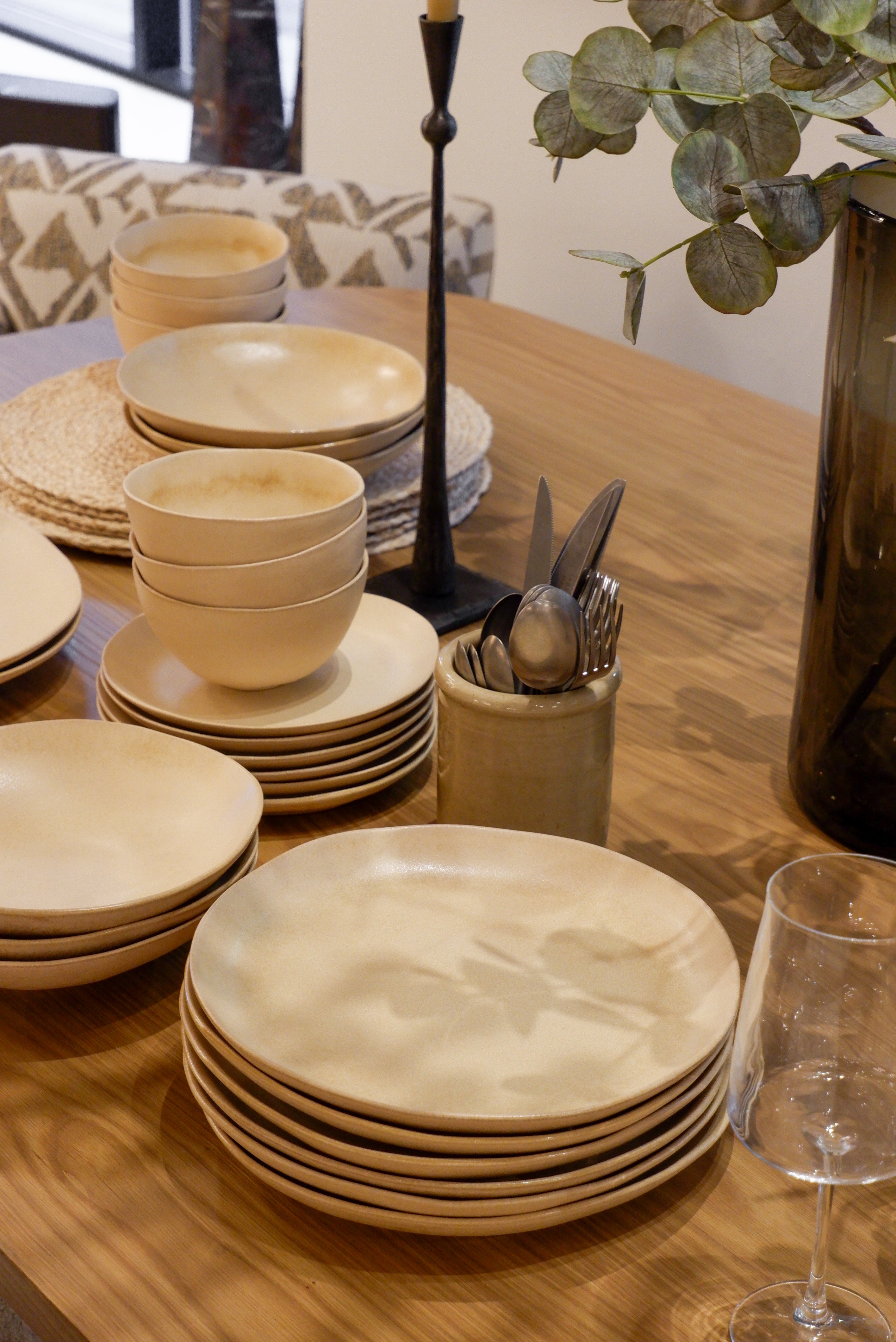 Livia Dinnerware Set - Elegant Porcelain Plates, Bowls & Cups for Fine Dining - Perfect for Weddings, Parties & Everyday Use