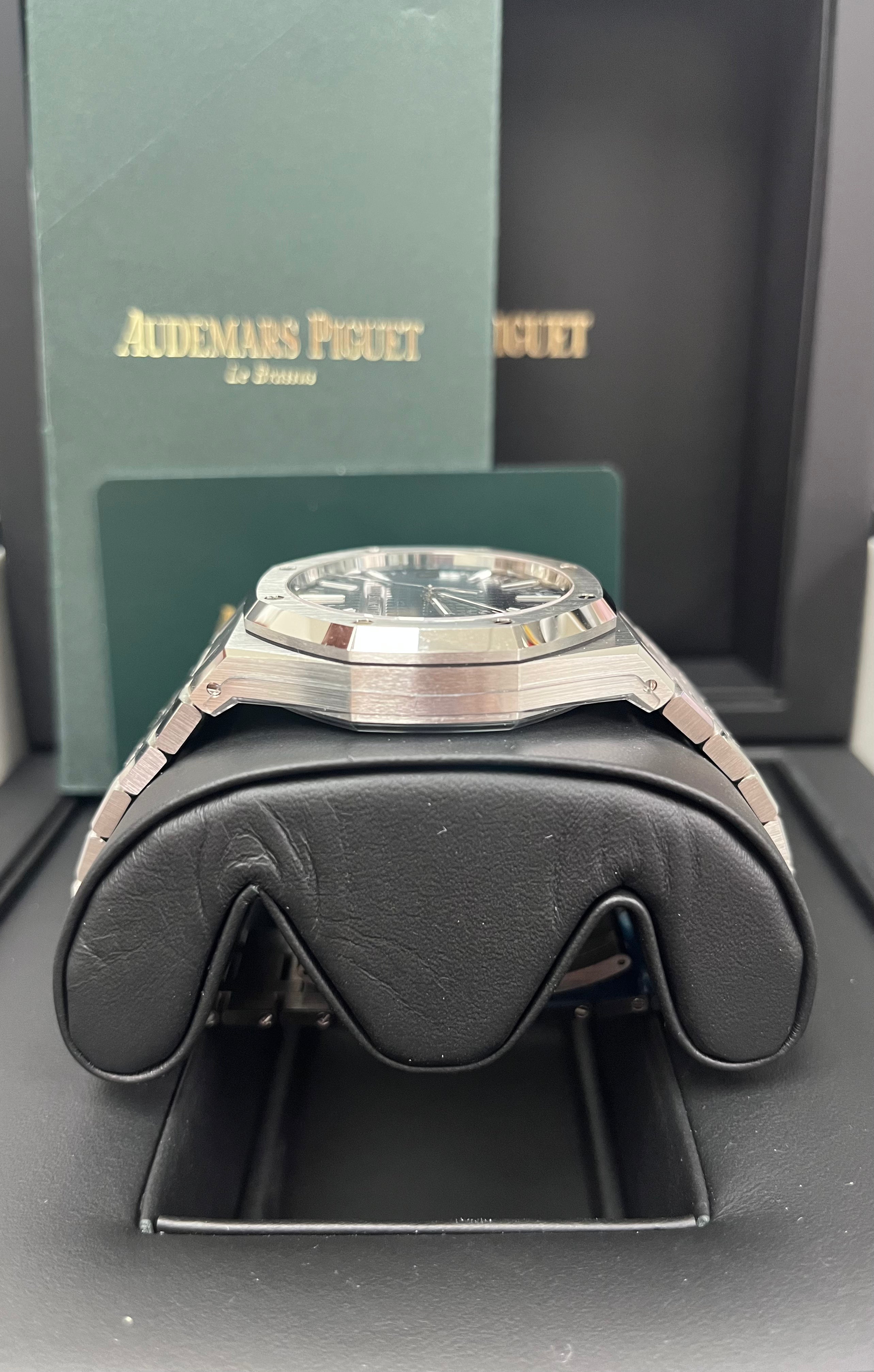 Audemars Piguet Royal Oak 41mm Men's Luxury Watch - Stainless Steel Case, Blue Dial (Ref.15510ST.OO.1320ST.06) - Perfect for Business, Formal Events & Luxury Collectors