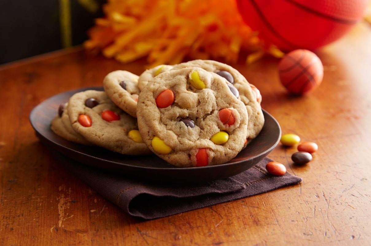 Reese's Pieces Peanut Butter Candy - Crunchy Shell Covered Peanuts, Bulk 2lb Bag - Perfect for Halloween, Movie Nights & Party Snacks