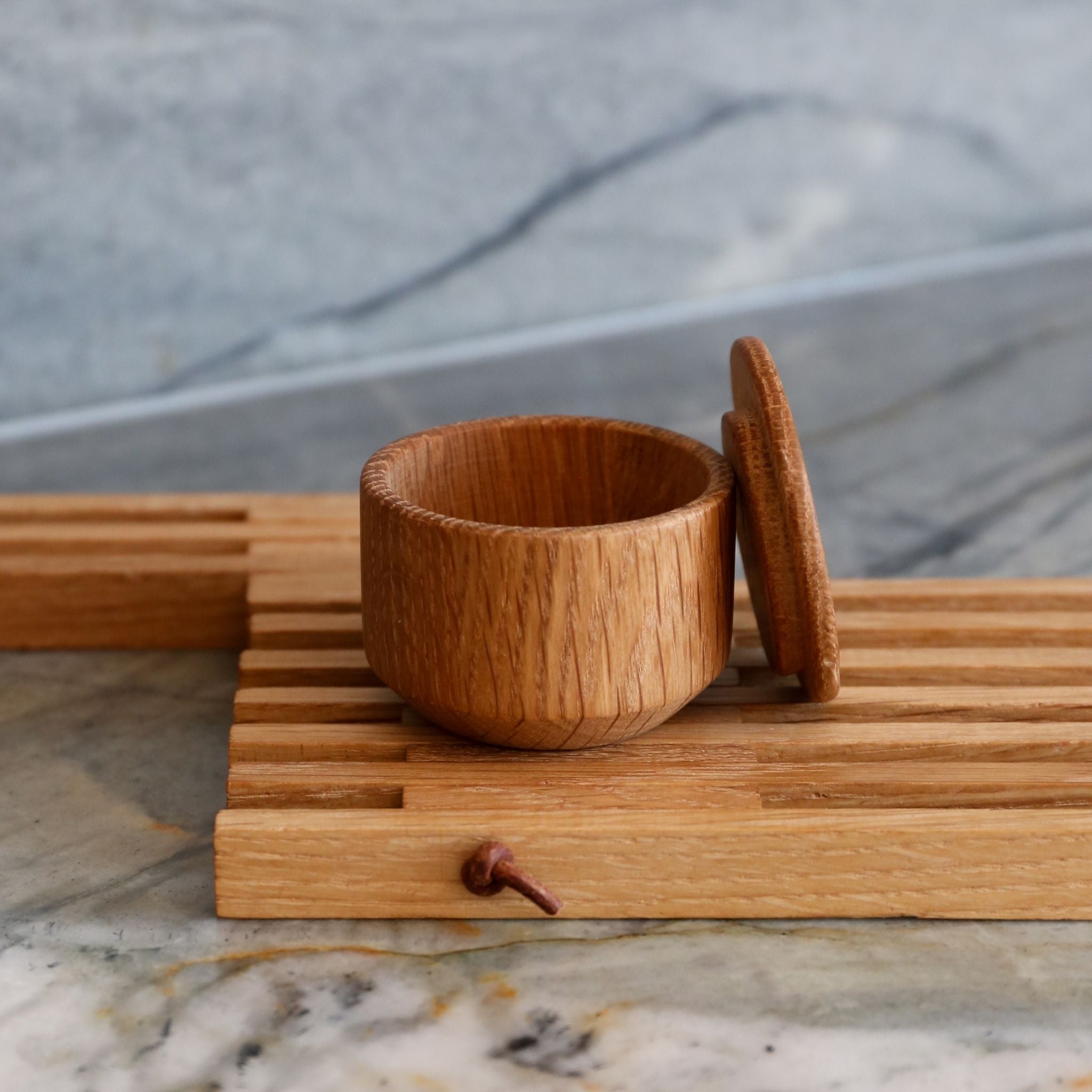 EKTA LIVING 'Salt Me' Natural Oak Salt Dish with Lid - Premium Oil-Finished Wooden Salt Cellar for Kitchen, Dining Table & Countertop Decor