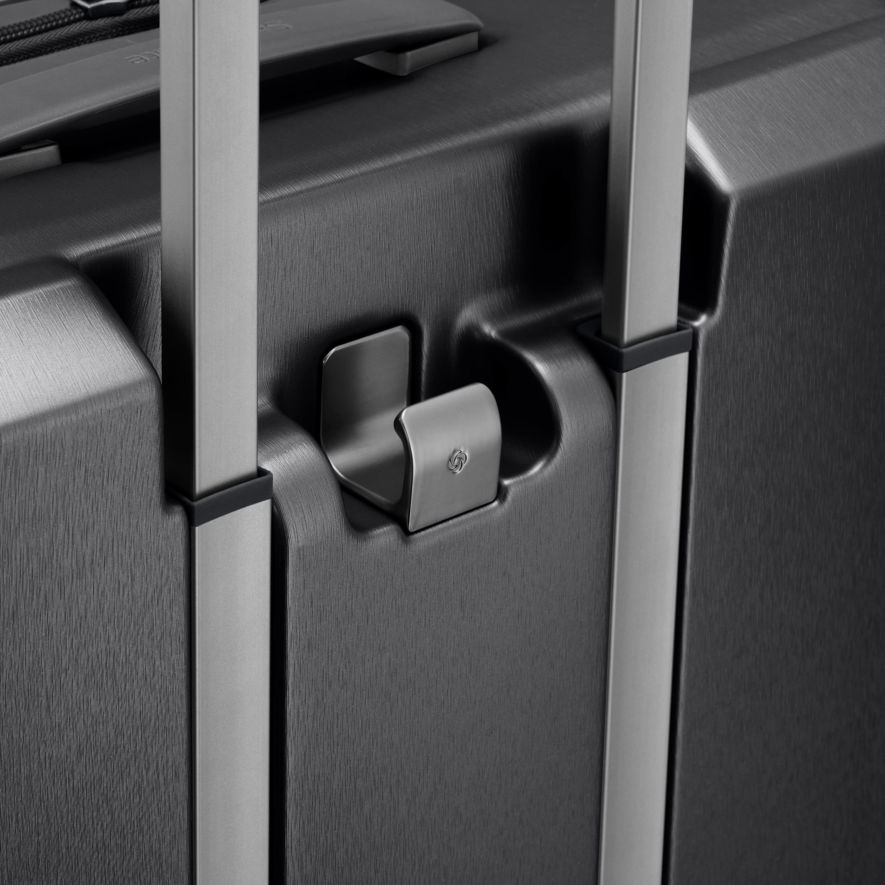 Samsonite Evoa Z Expandable Spinner Medium Luggage - Lightweight Durable Carry-On Suitcase for Business Travel & Weekend Getaways