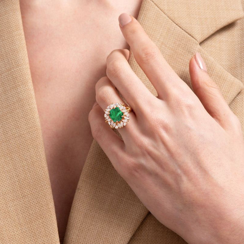 Exquisite Green Emerald Oval Cut Engagement Ring for Women - Perfect for Proposals, Weddings & Anniversaries