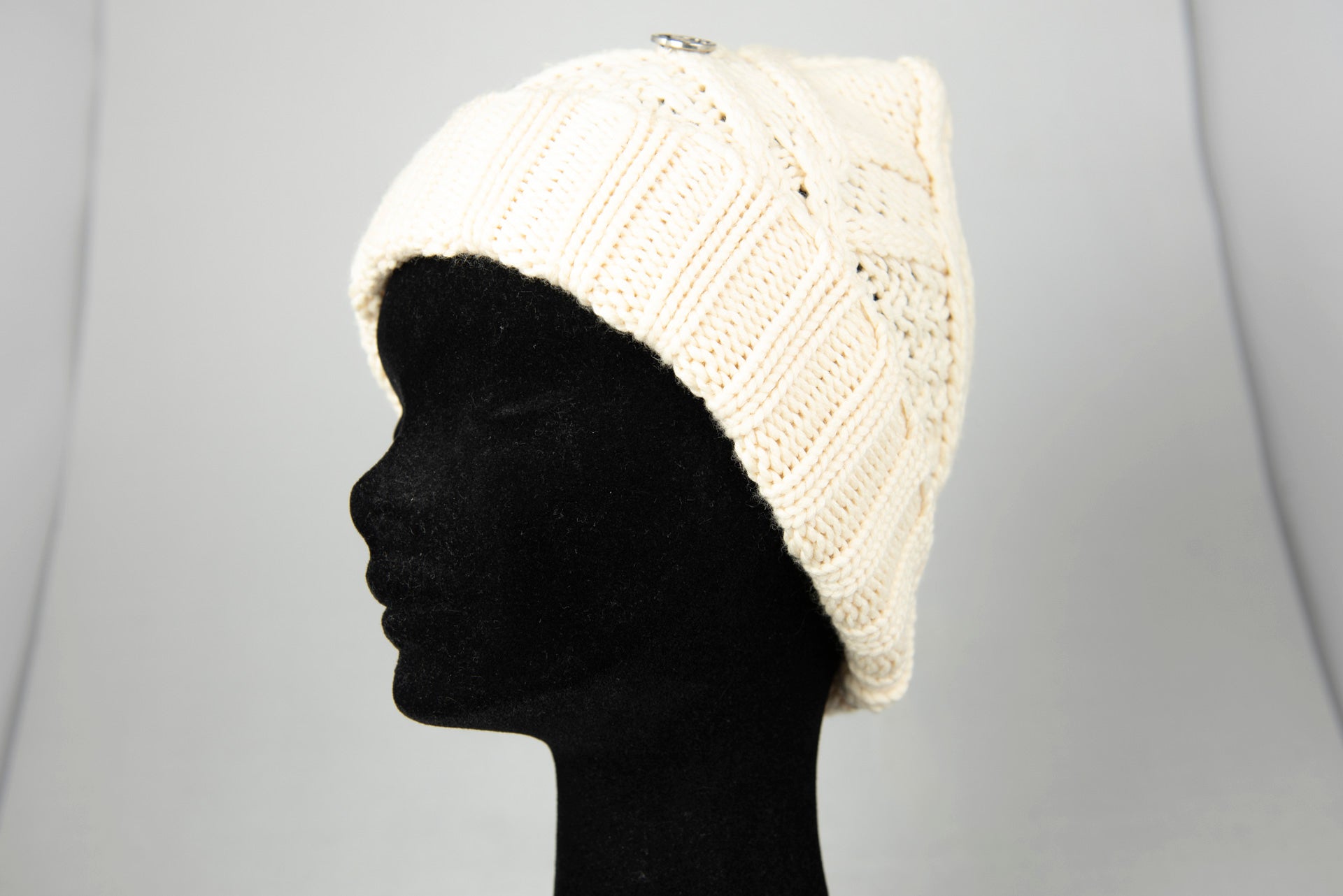 Gucci Knit Wool Beige Hat with Silver Logo - Perfect for Winter Fashion & Casual Outfits