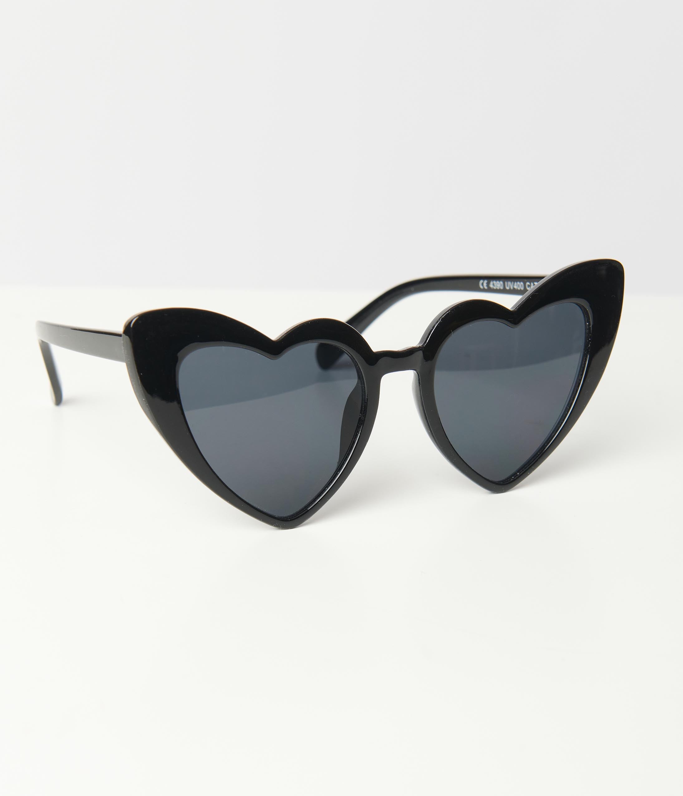 Vintage Black Heart Sunglasses for Women - Retro Cat Eye Shades with UV Protection - Perfect for Summer, Beach, and Outdoor Fashion Accessories
