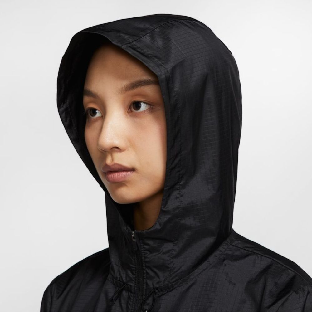 Nike Women's Essential Lightweight Jacket - Water-Resistant Windbreaker for Running, Hiking & Outdoor Activities | Perfect for Spring & Fall Layering