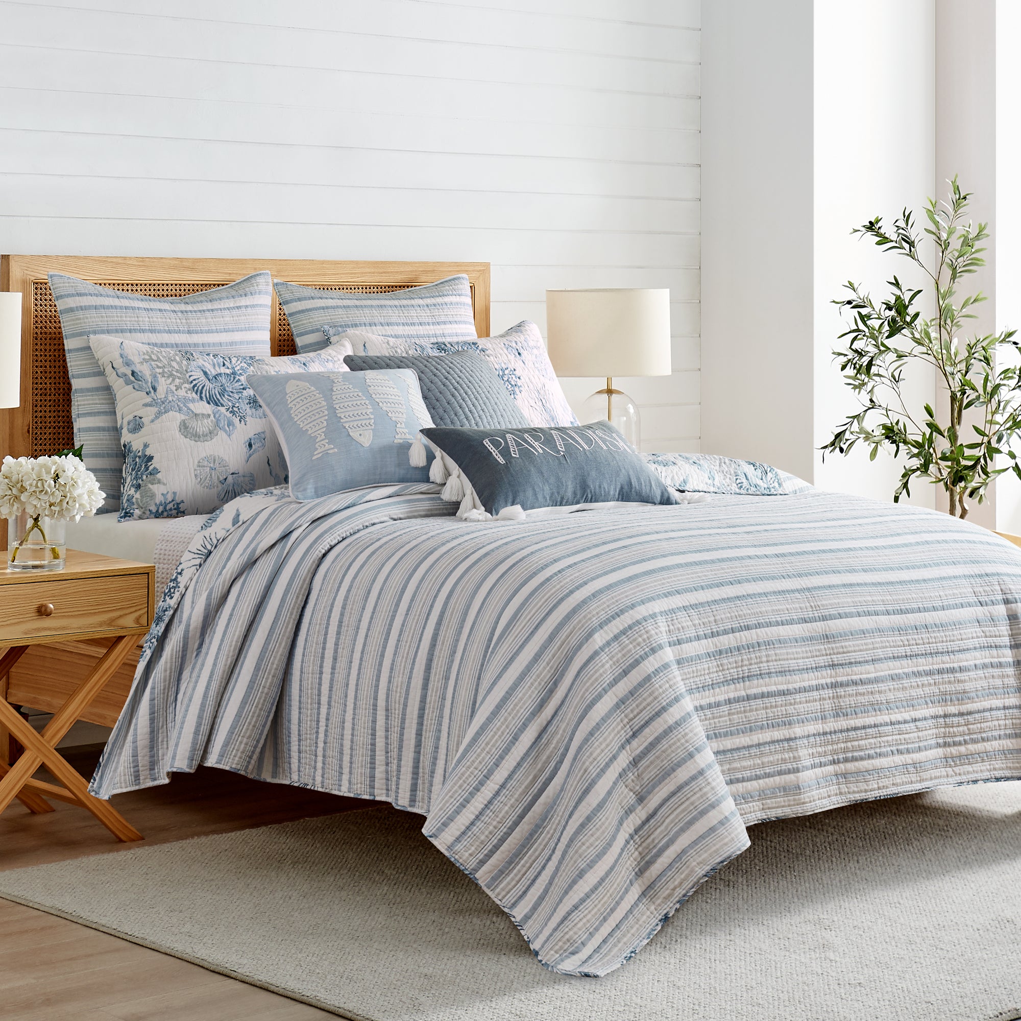 Premium Coral Landing Quilt Set - Soft Queen Size Bedding with Matching Pillowcases - Perfect for Coastal, Beach House or Boho Chic Bedroom Decor