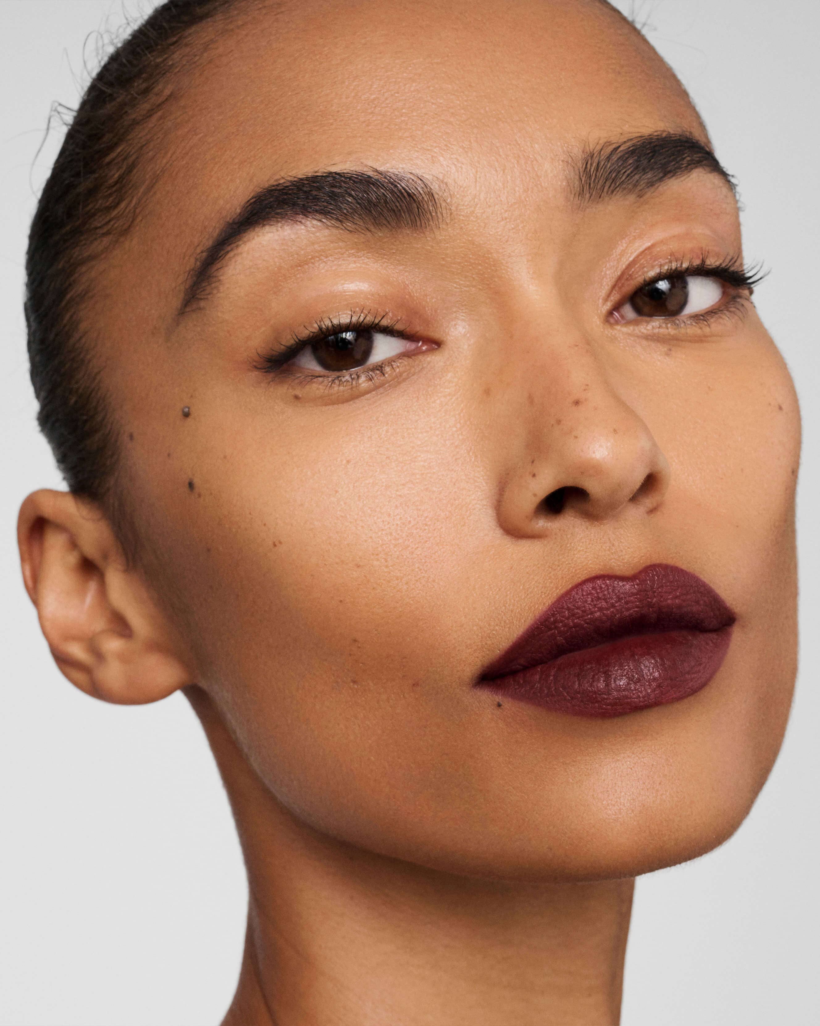 Velvet Matte Lipstick - Long Lasting, Hydrating & Highly Pigmented - Perfect for Everyday Wear & Special Occasions