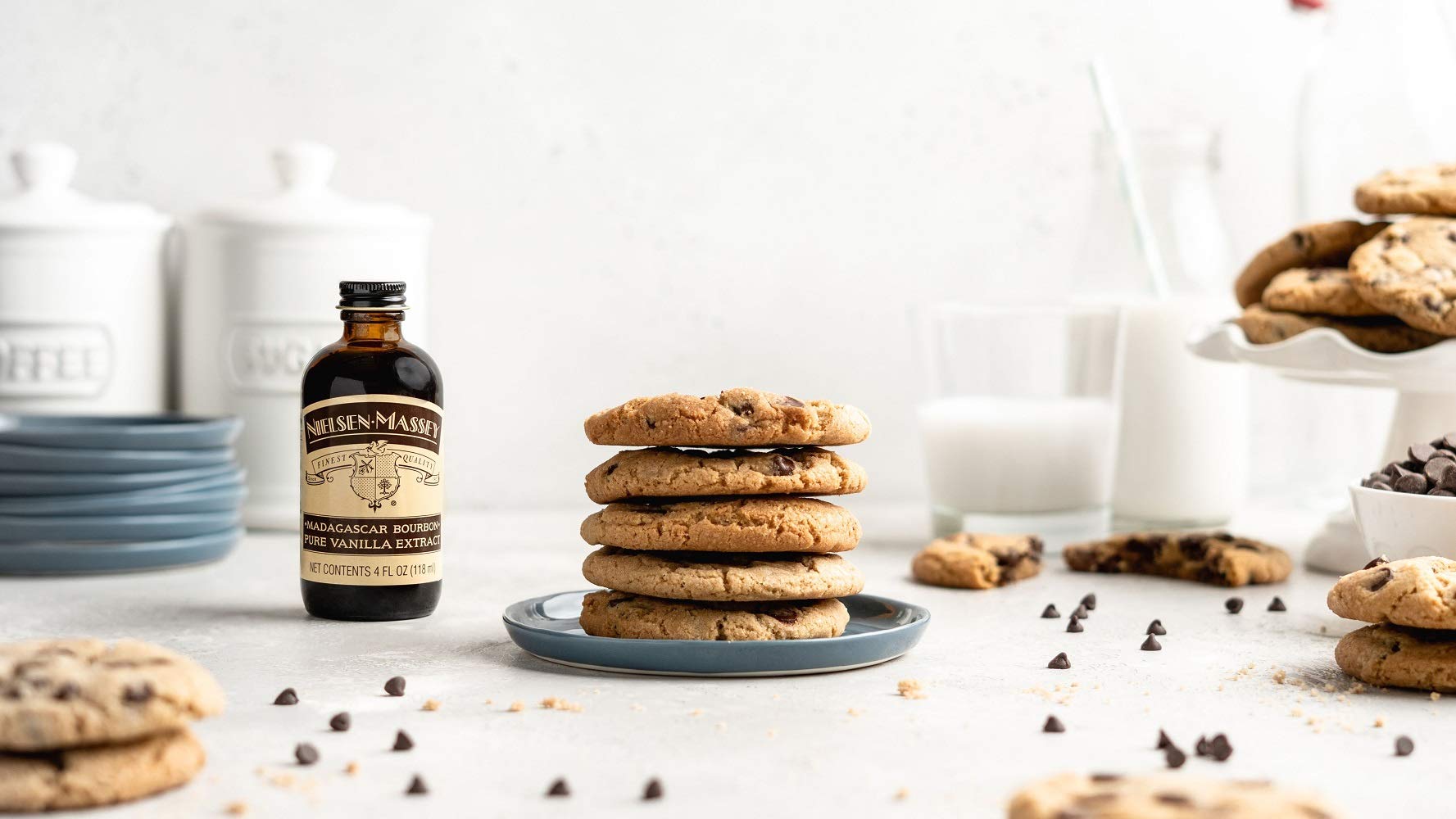 Nielsen-Massey Madagascar Bourbon Pure Vanilla Extract - 32oz Premium Baking & Cooking Vanilla - Perfect for Cakes, Cookies, Ice Cream & Desserts